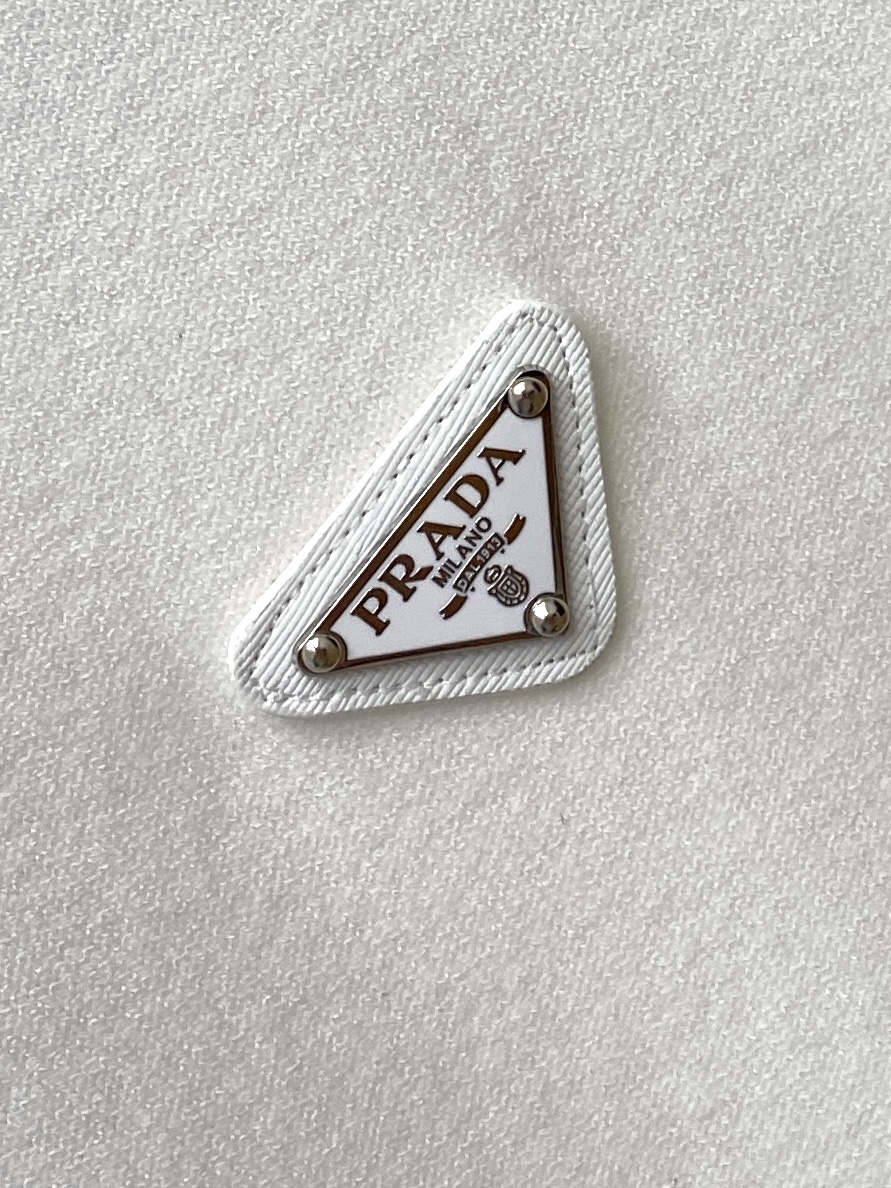 普拉达、2025新品羊毛衣 具有手感细腻柔软，可直接与肌肤接触，让暖心的纱线变化出细腻的质感，顶级工艺极