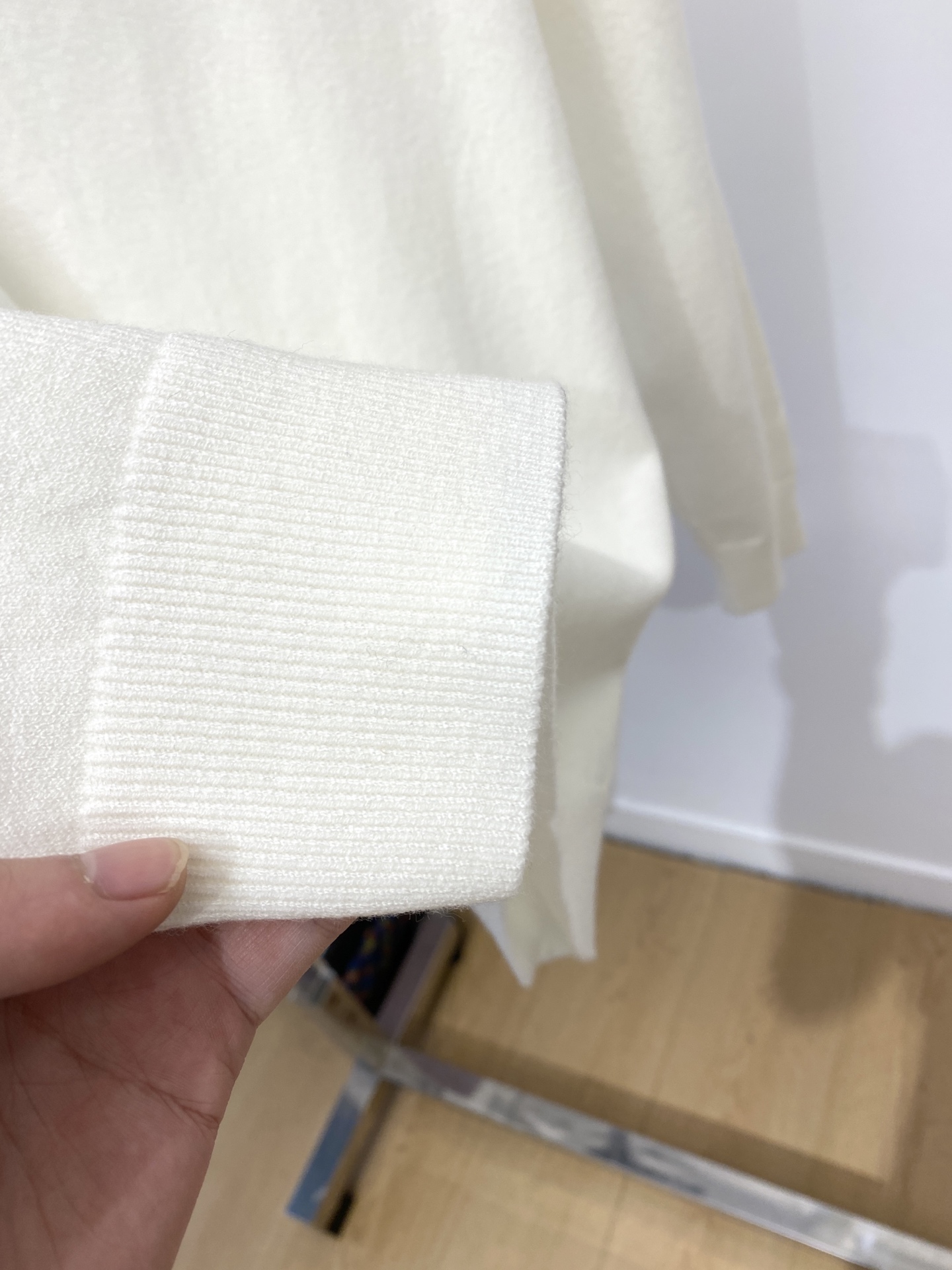 普拉达、2025新品羊毛衣 具有手感细腻柔软，可直接与肌肤接触，让暖心的纱线变化出细腻的质感，顶级工艺极