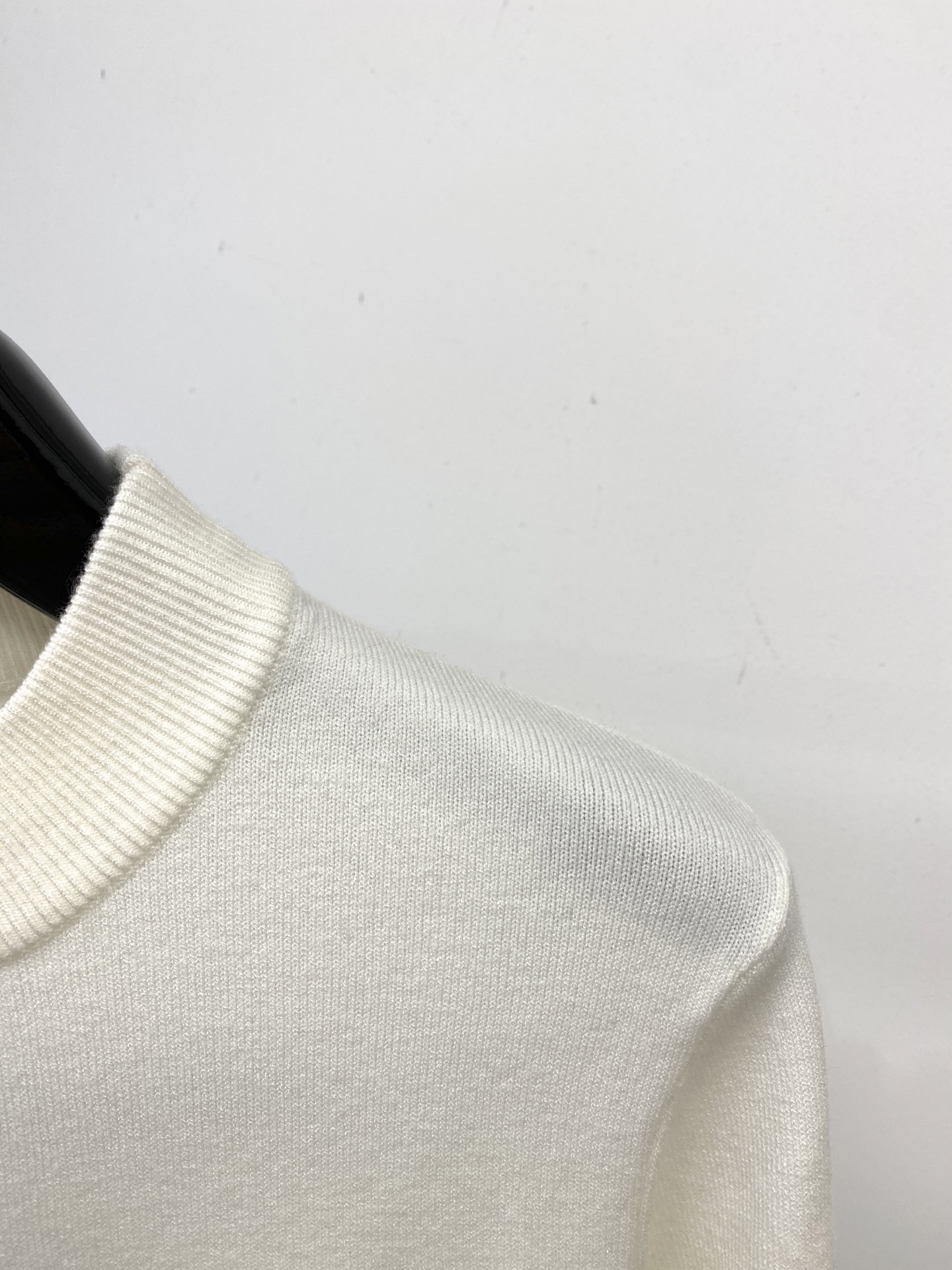 普拉达、2025新品羊毛衣 具有手感细腻柔软，可直接与肌肤接触，让暖心的纱线变化出细腻的质感，顶级工艺极