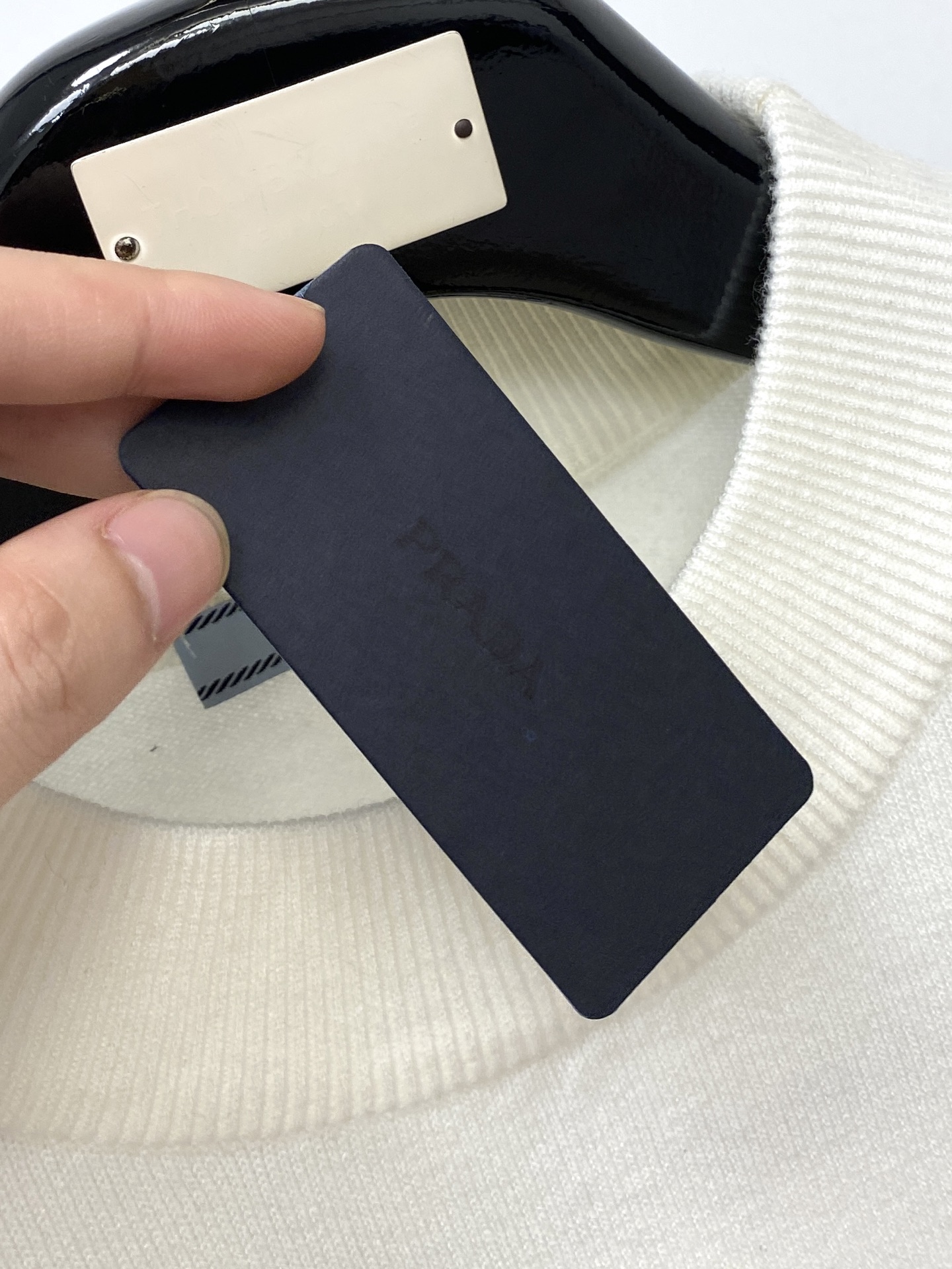 普拉达、2025新品羊毛衣 具有手感细腻柔软，可直接与肌肤接触，让暖心的纱线变化出细腻的质感，顶级工艺极