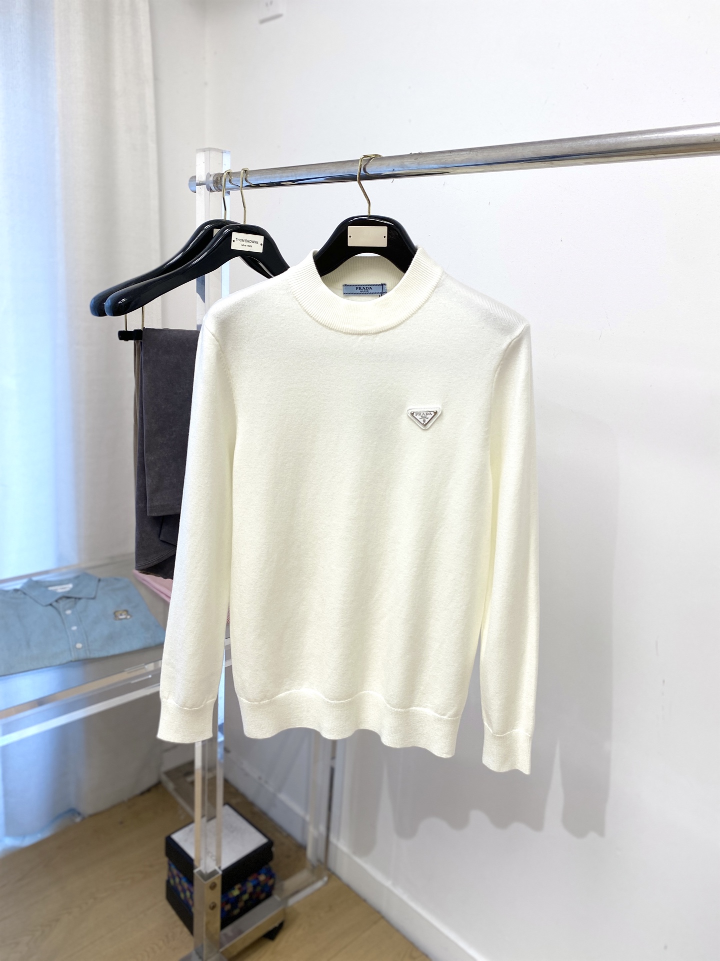 普拉达、2025新品羊毛衣 具有手感细腻柔软，可直接与肌肤接触，让暖心的纱线变化出细腻的质感，顶级工艺极