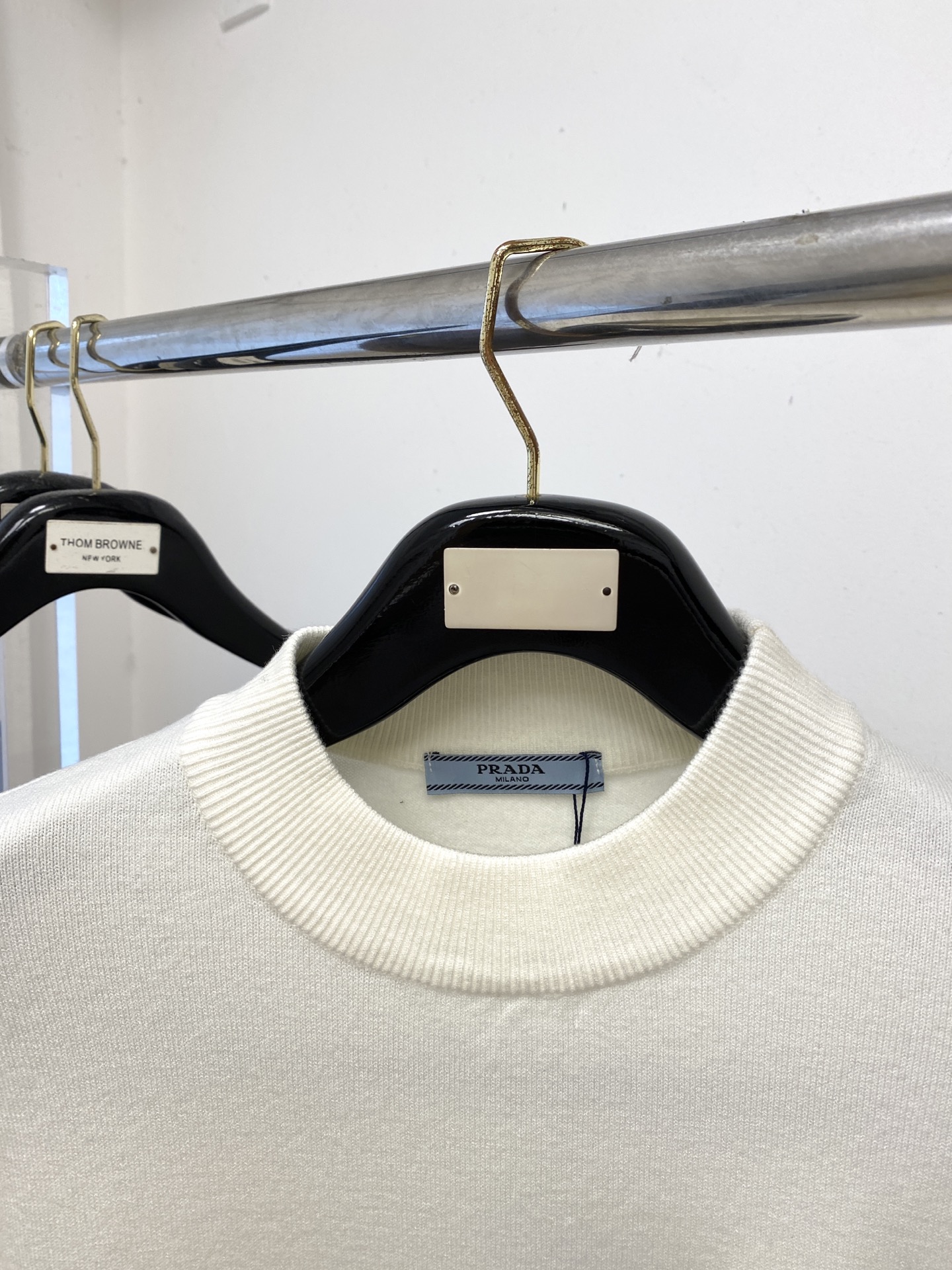 普拉达、2025新品羊毛衣 具有手感细腻柔软，可直接与肌肤接触，让暖心的纱线变化出细腻的质感，顶级工艺极