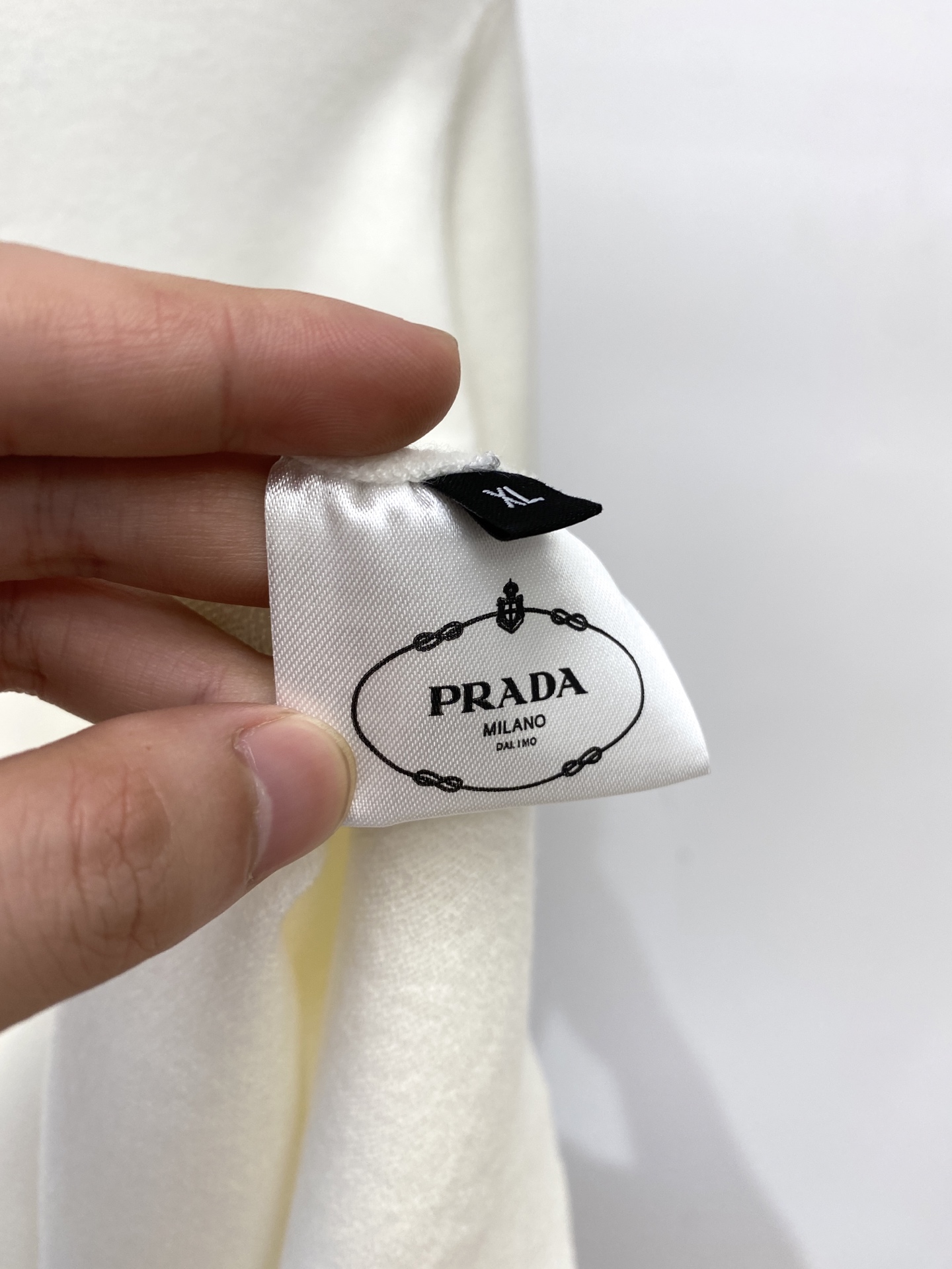 普拉达、2025新品羊毛衣 具有手感细腻柔软，可直接与肌肤接触，让暖心的纱线变化出细腻的质感，顶级工艺极