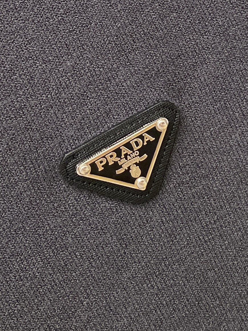 普拉达、2025新品羊毛衣 具有手感细腻柔软，可直接与肌肤接触，让暖心的纱线变化出细腻的质感，顶级工艺极