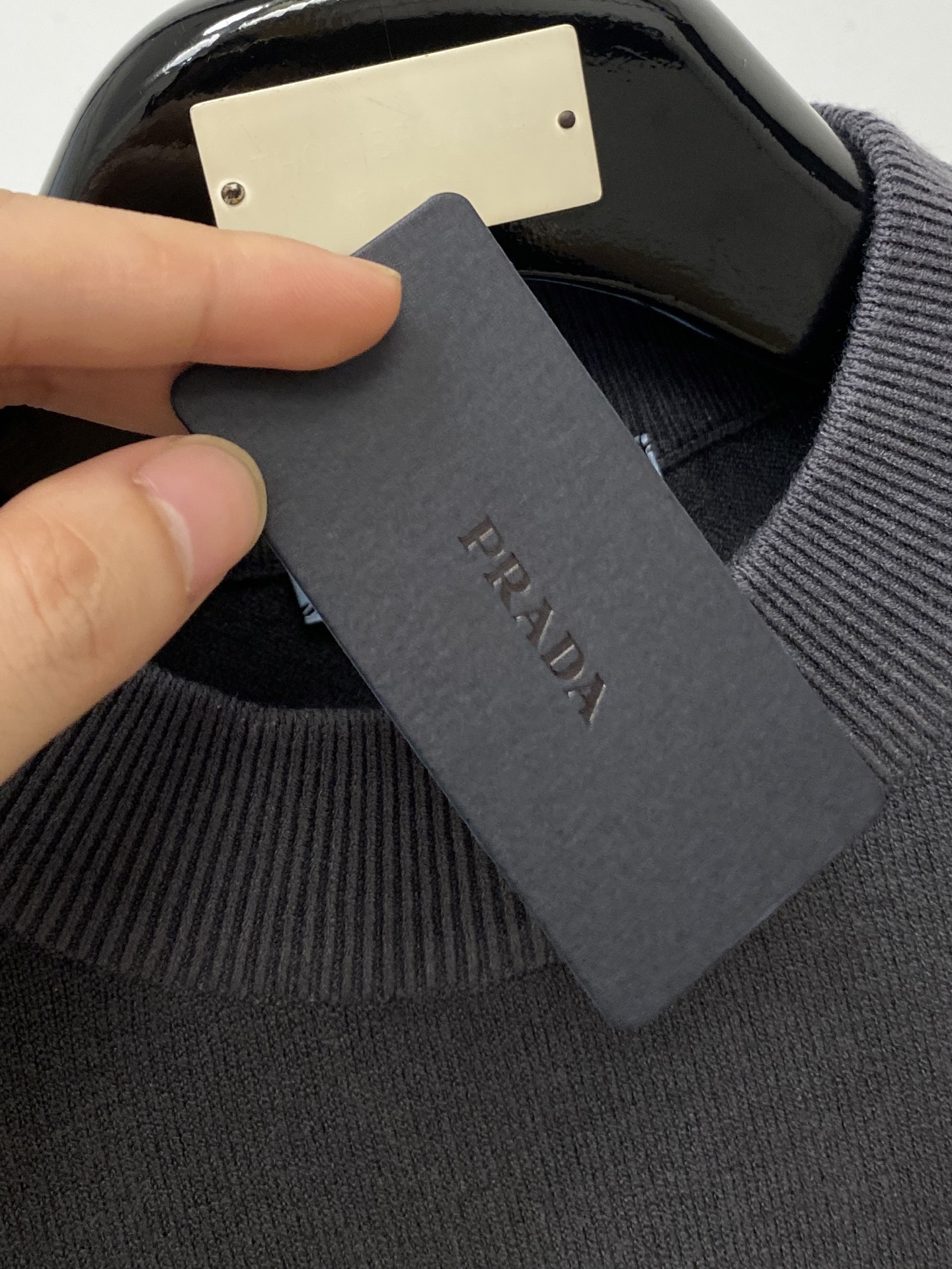 普拉达、2025新品羊毛衣 具有手感细腻柔软，可直接与肌肤接触，让暖心的纱线变化出细腻的质感，顶级工艺极