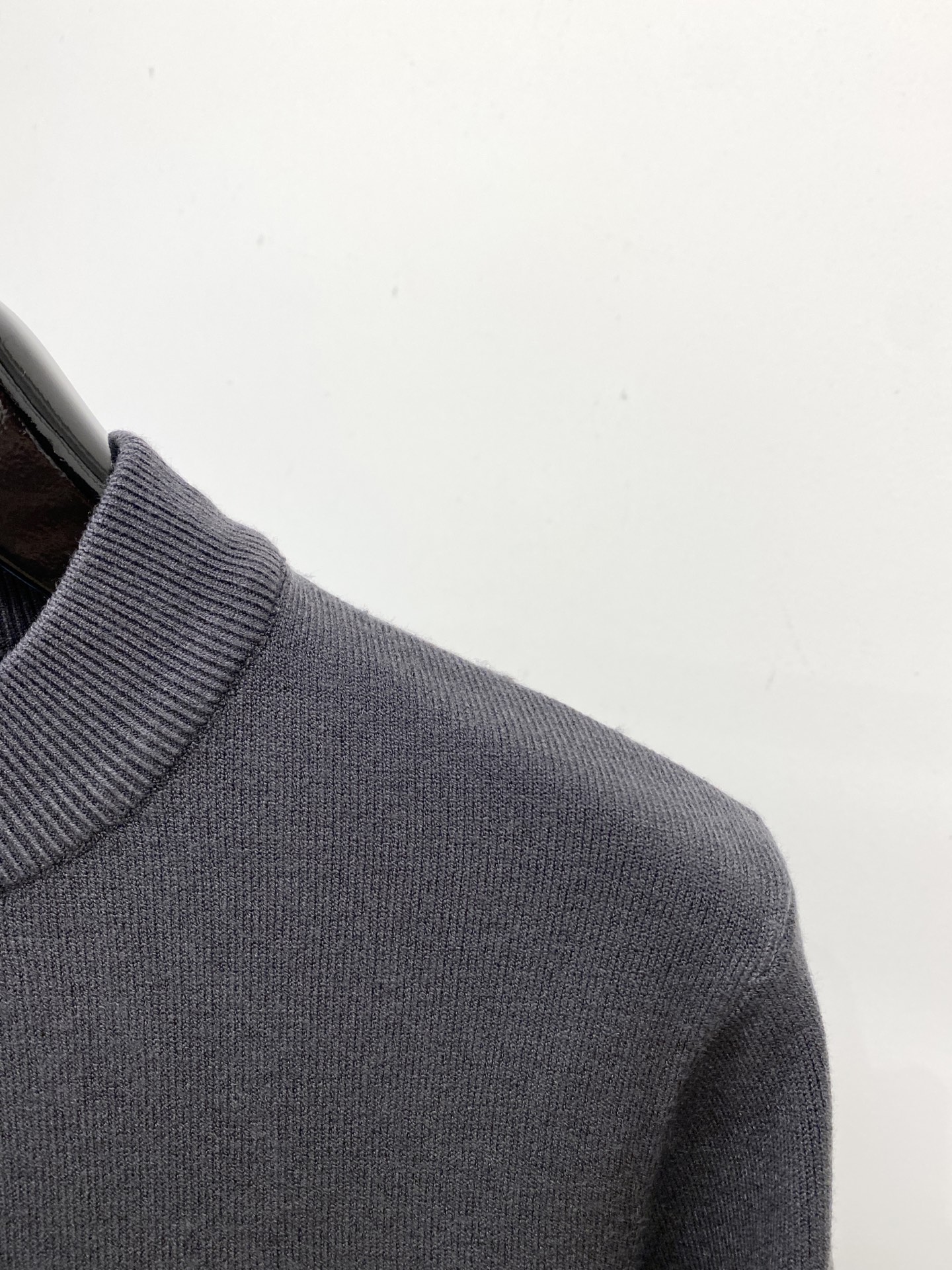 普拉达、2025新品羊毛衣 具有手感细腻柔软，可直接与肌肤接触，让暖心的纱线变化出细腻的质感，顶级工艺极