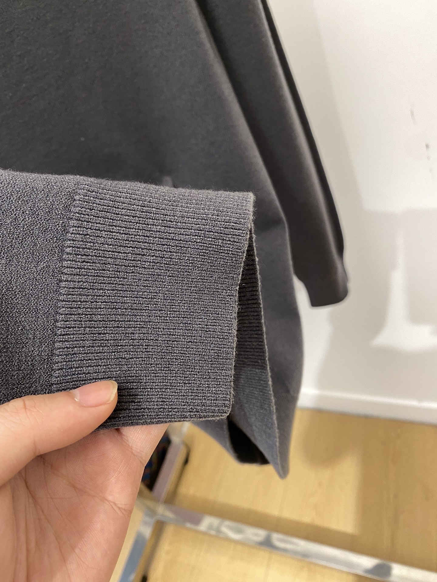 普拉达、2025新品羊毛衣 具有手感细腻柔软，可直接与肌肤接触，让暖心的纱线变化出细腻的质感，顶级工艺极