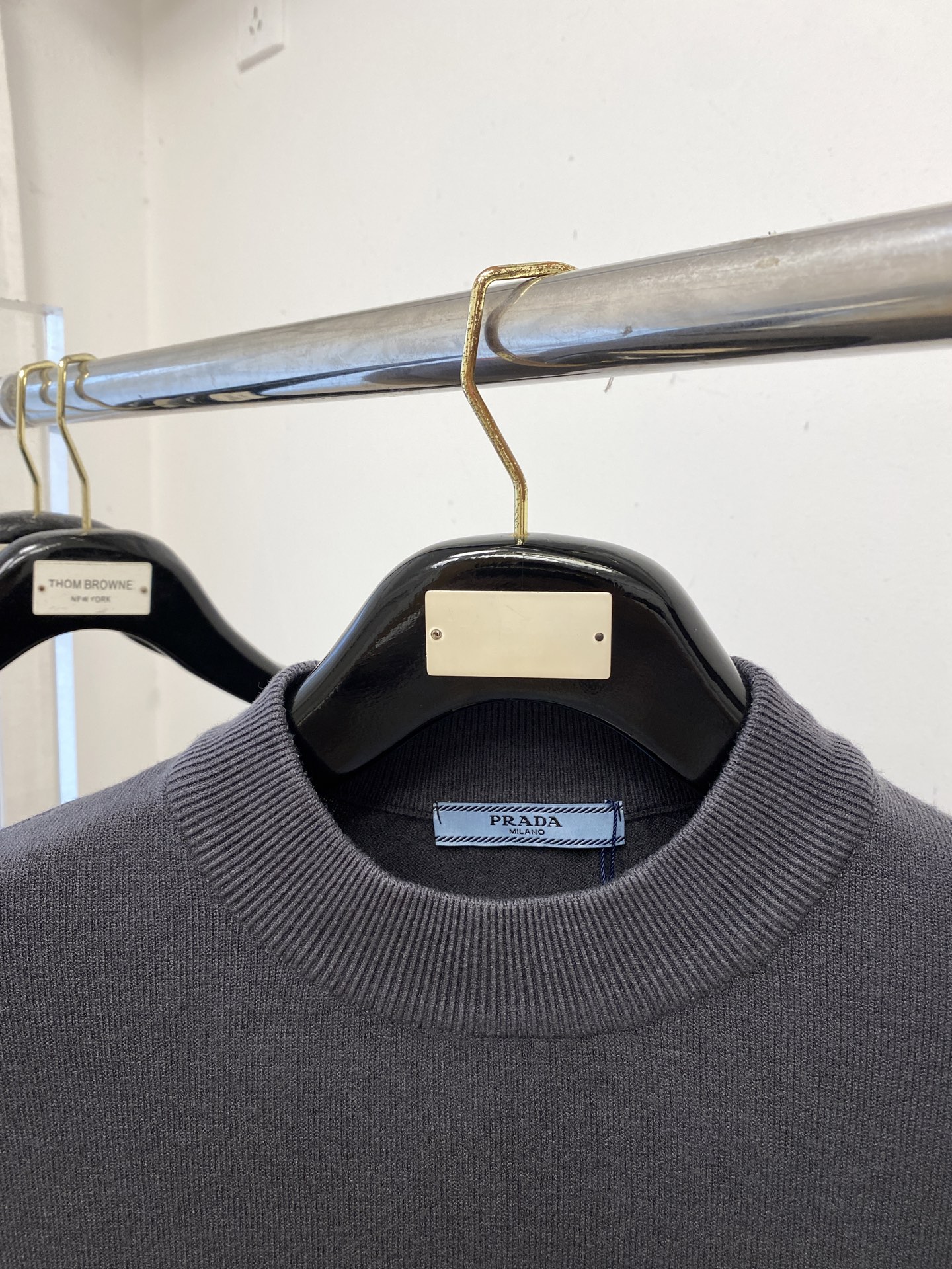 普拉达、2025新品羊毛衣 具有手感细腻柔软，可直接与肌肤接触，让暖心的纱线变化出细腻的质感，顶级工艺极