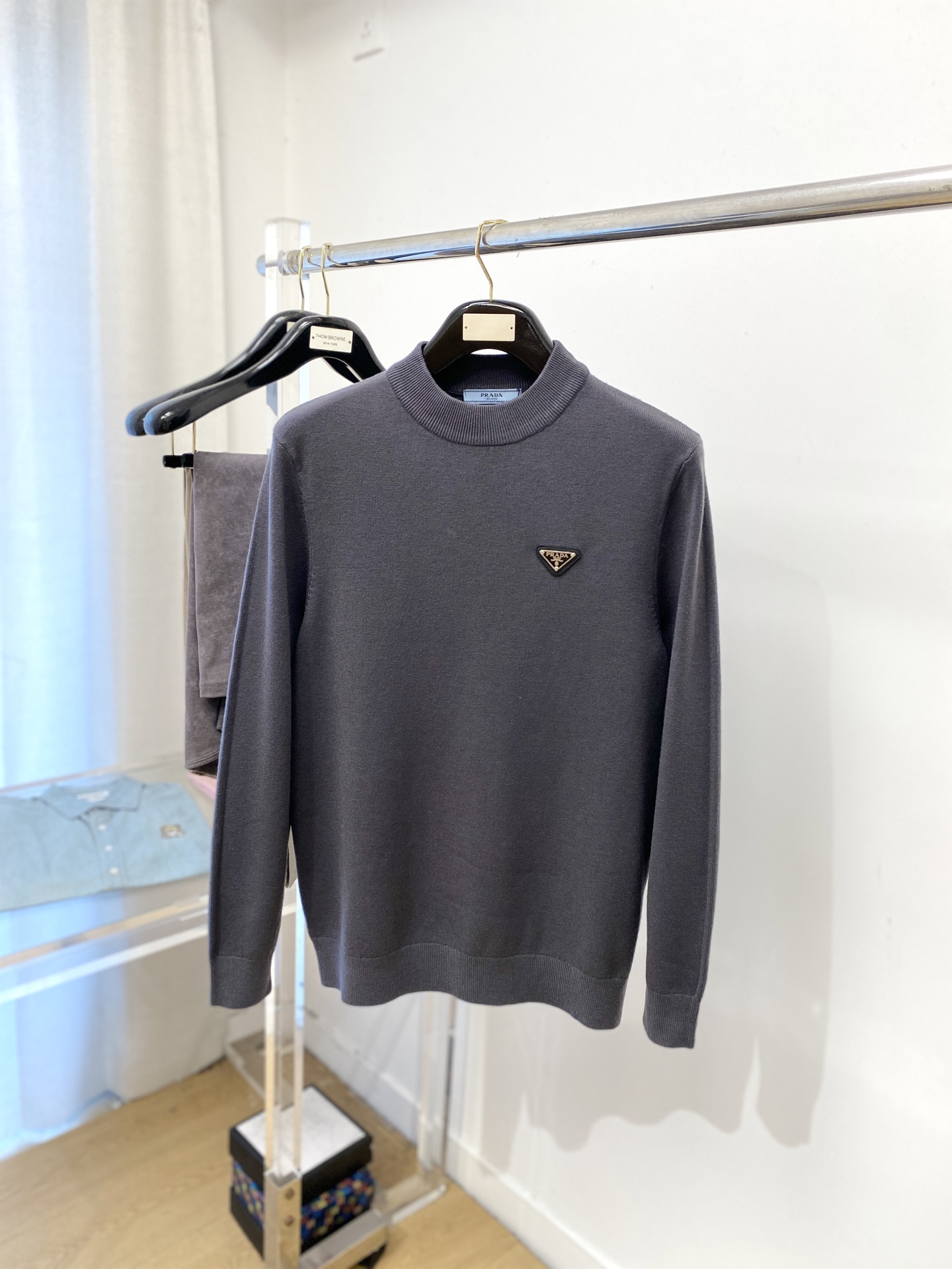 NO:539529,Prada, 2025 new sweater has a delicate and soft feel, which can directly contact the skin, allowing the heart-warming yarn to change the delicate texture. The top-level craftsmanship is unique and outstanding, the style is simple, generous and exquisite. The three-dimensional tailoring style design makes the whole sweater look youthful and energetic. Recommended autumn and winter outfits are essential. Size M-3XL, prada, sweaters, alexander wang19860909普拉达、2025新品羊毛衣 具有手感细腻柔软,可直接与肌肤接触,让暖心的纱线变化出细腻的质感,顶级工艺极具特色出彩,款式简约大方精美 立体剪裁的版型设计,让整款毛衣上身尽显青春活力和朝气,推荐款秋冬季穿搭必备.尺码M-3XL,,prada,sweaters,alexander wang,Men's clothing