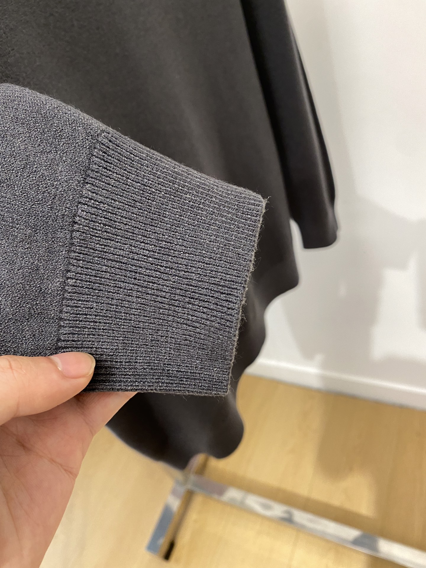 普拉达、2025新品羊毛衣 具有手感细腻柔软，可直接与肌肤接触，让暖心的纱线变化出细腻的质感，顶级工艺极