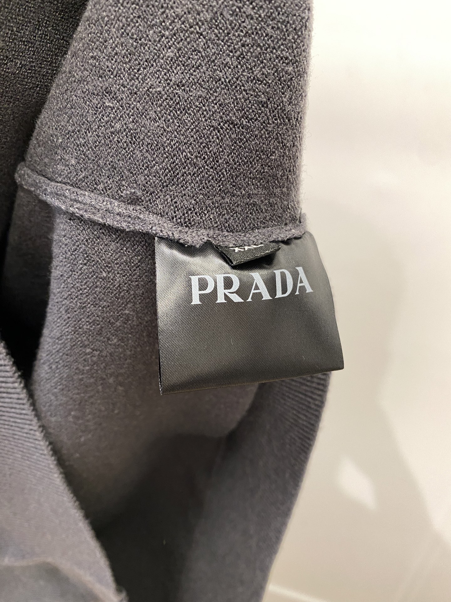 普拉达、2025新品羊毛衣 具有手感细腻柔软，可直接与肌肤接触，让暖心的纱线变化出细腻的质感，顶级工艺极