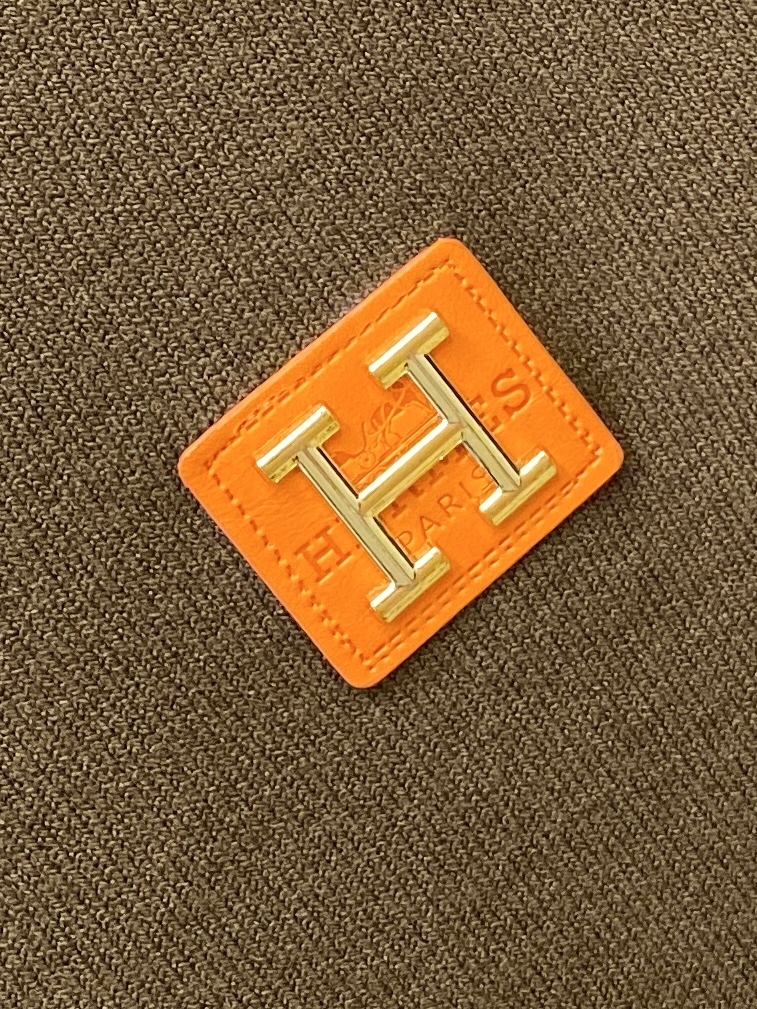 爱马仕、2025新品羊毛衣 具有手感细腻柔软，可直接与肌肤接触，让暖心的纱线变化出细腻的质感，顶级工艺极