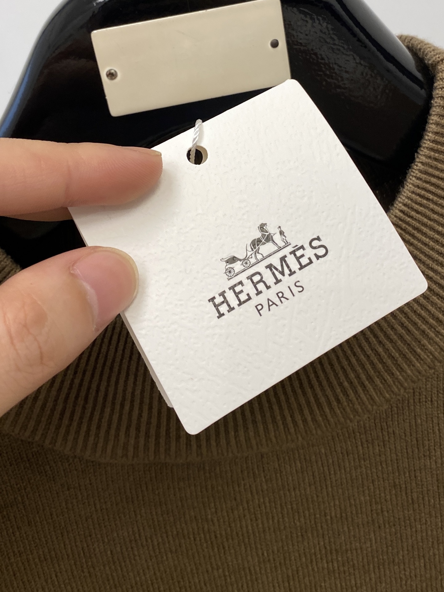 爱马仕、2025新品羊毛衣 具有手感细腻柔软，可直接与肌肤接触，让暖心的纱线变化出细腻的质感，顶级工艺极