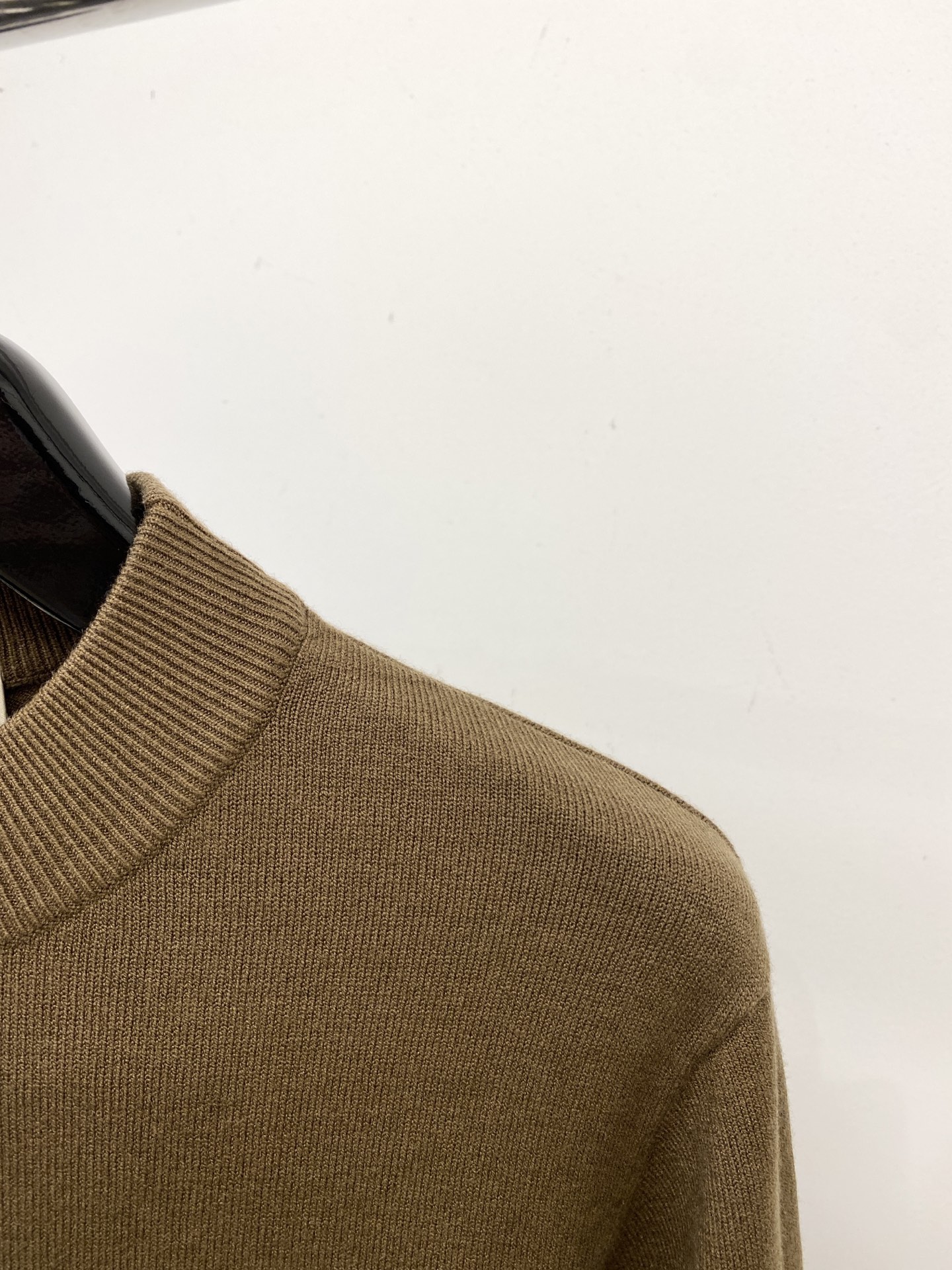 爱马仕、2025新品羊毛衣 具有手感细腻柔软，可直接与肌肤接触，让暖心的纱线变化出细腻的质感，顶级工艺极