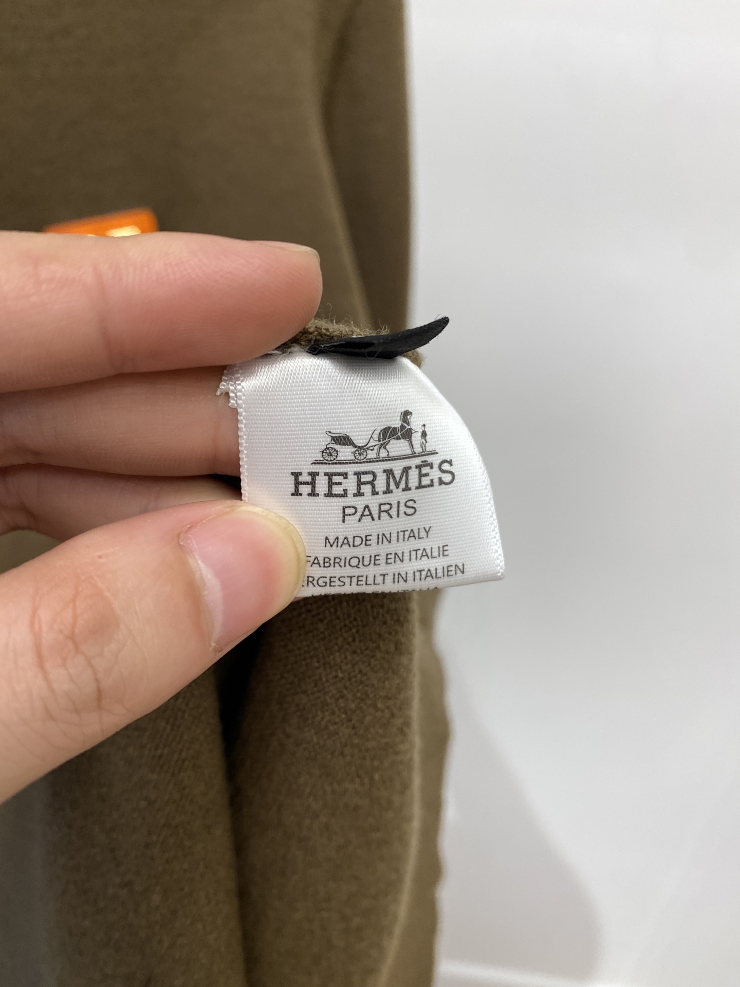 爱马仕、2025新品羊毛衣 具有手感细腻柔软，可直接与肌肤接触，让暖心的纱线变化出细腻的质感，顶级工艺极