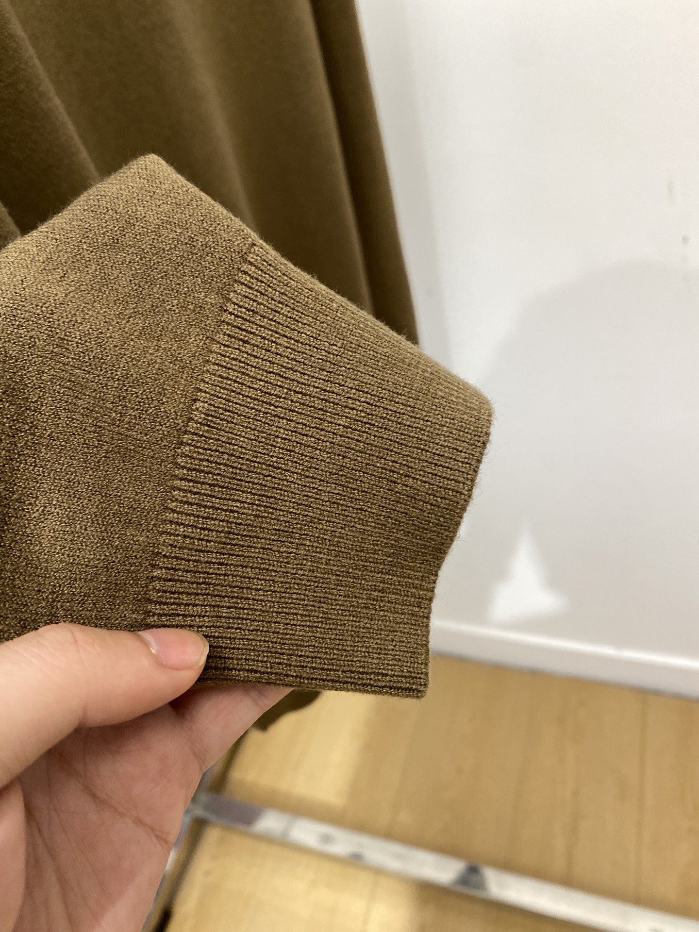 爱马仕、2025新品羊毛衣 具有手感细腻柔软，可直接与肌肤接触，让暖心的纱线变化出细腻的质感，顶级工艺极