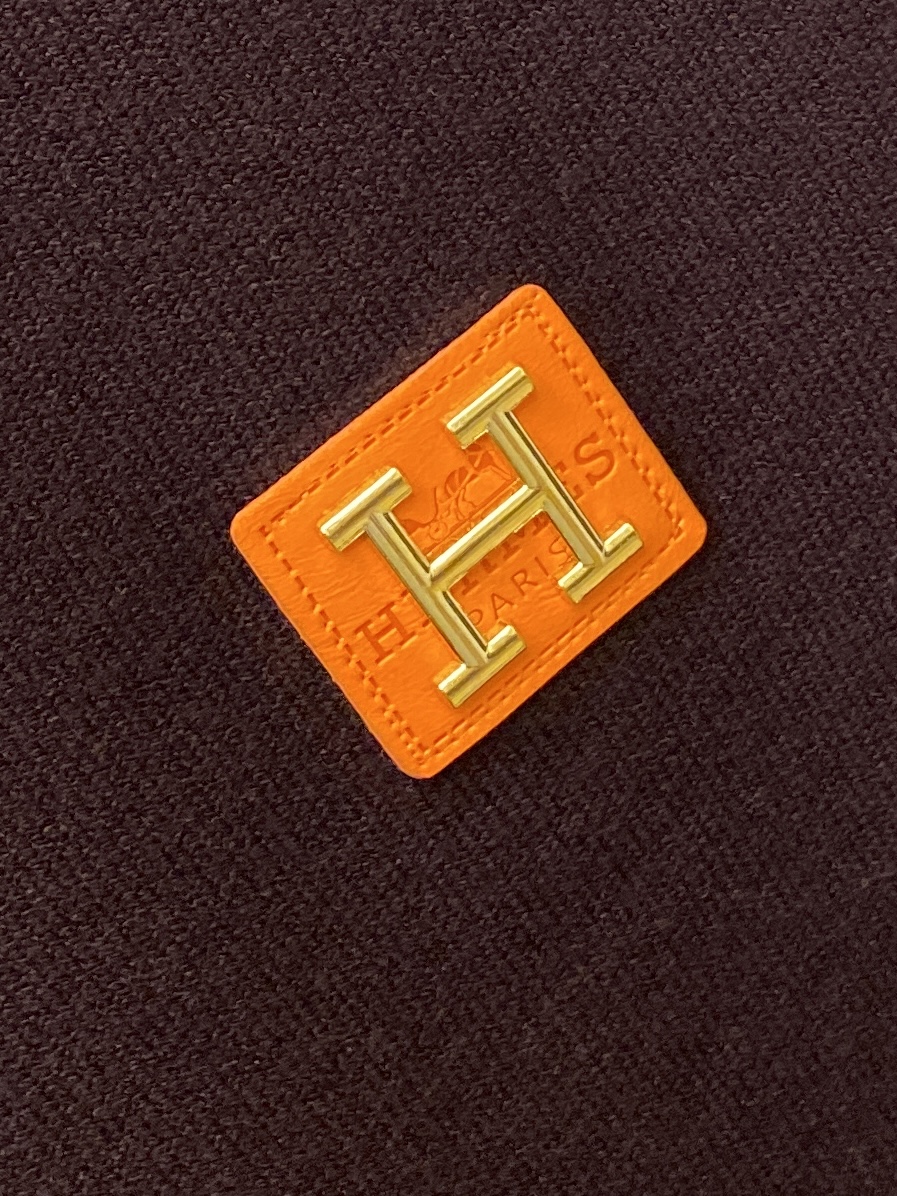 爱马仕、2025新品羊毛衣 具有手感细腻柔软，可直接与肌肤接触，让暖心的纱线变化出细腻的质感，顶级工艺极