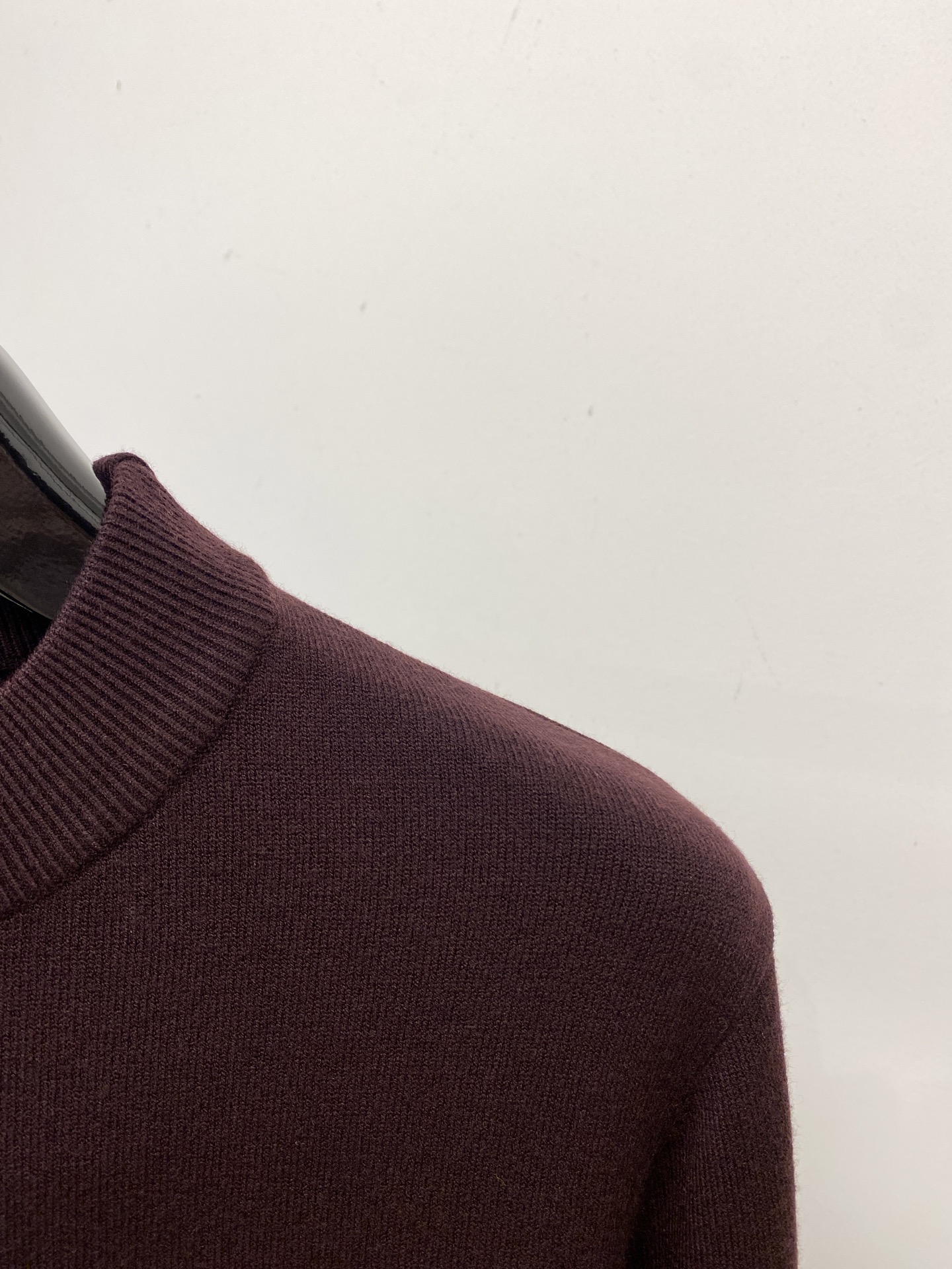 爱马仕、2025新品羊毛衣 具有手感细腻柔软，可直接与肌肤接触，让暖心的纱线变化出细腻的质感，顶级工艺极