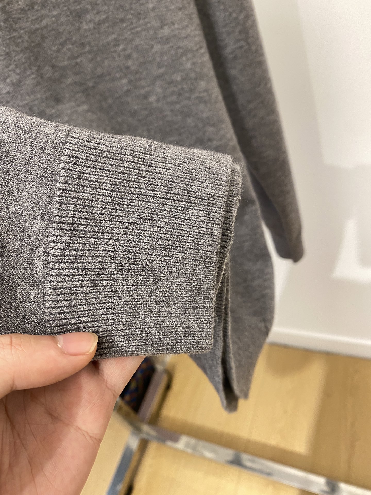 爱马仕、2025新品羊毛衣 具有手感细腻柔软，可直接与肌肤接触，让暖心的纱线变化出细腻的质感，顶级工艺极