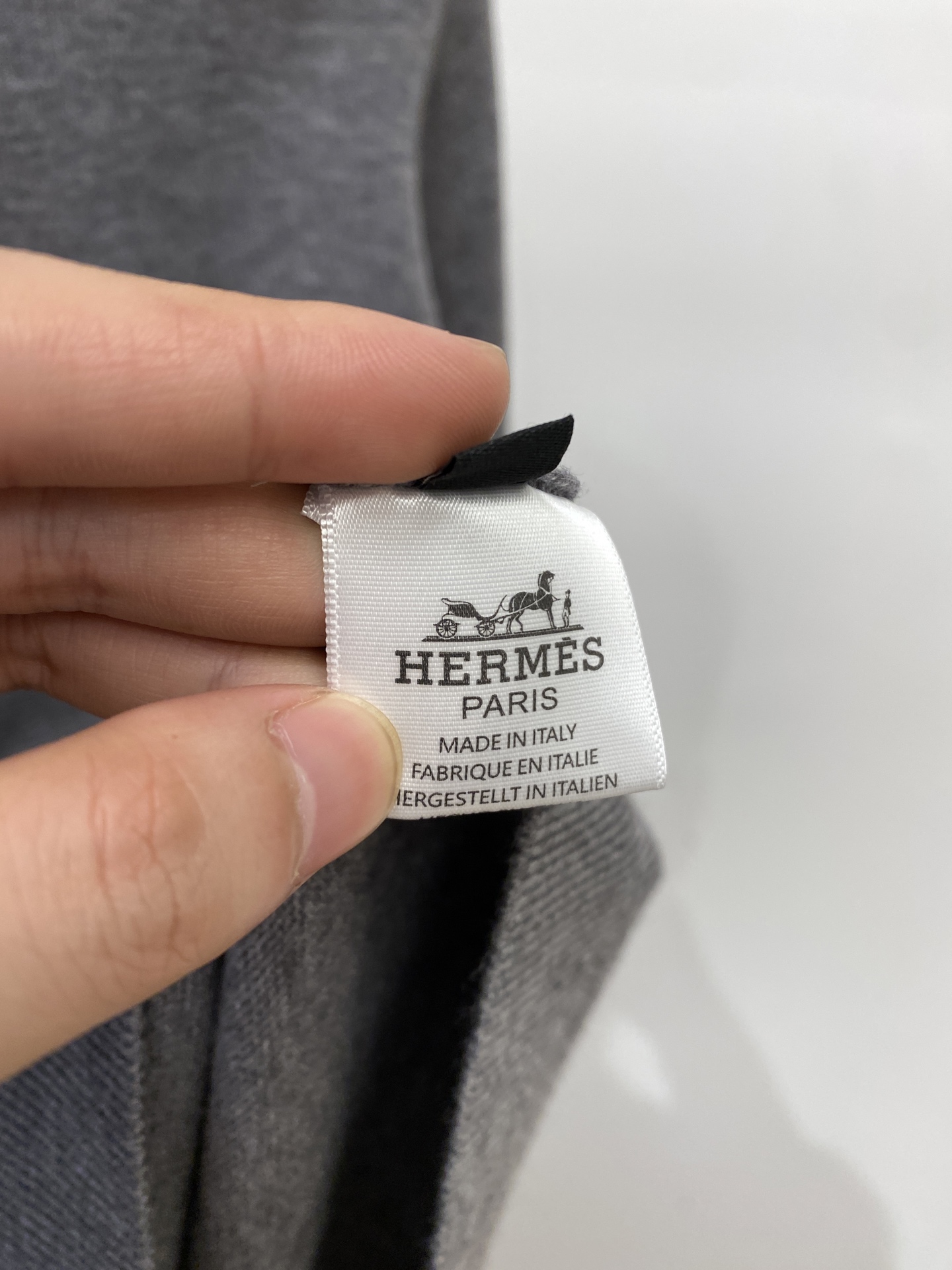 爱马仕、2025新品羊毛衣 具有手感细腻柔软，可直接与肌肤接触，让暖心的纱线变化出细腻的质感，顶级工艺极