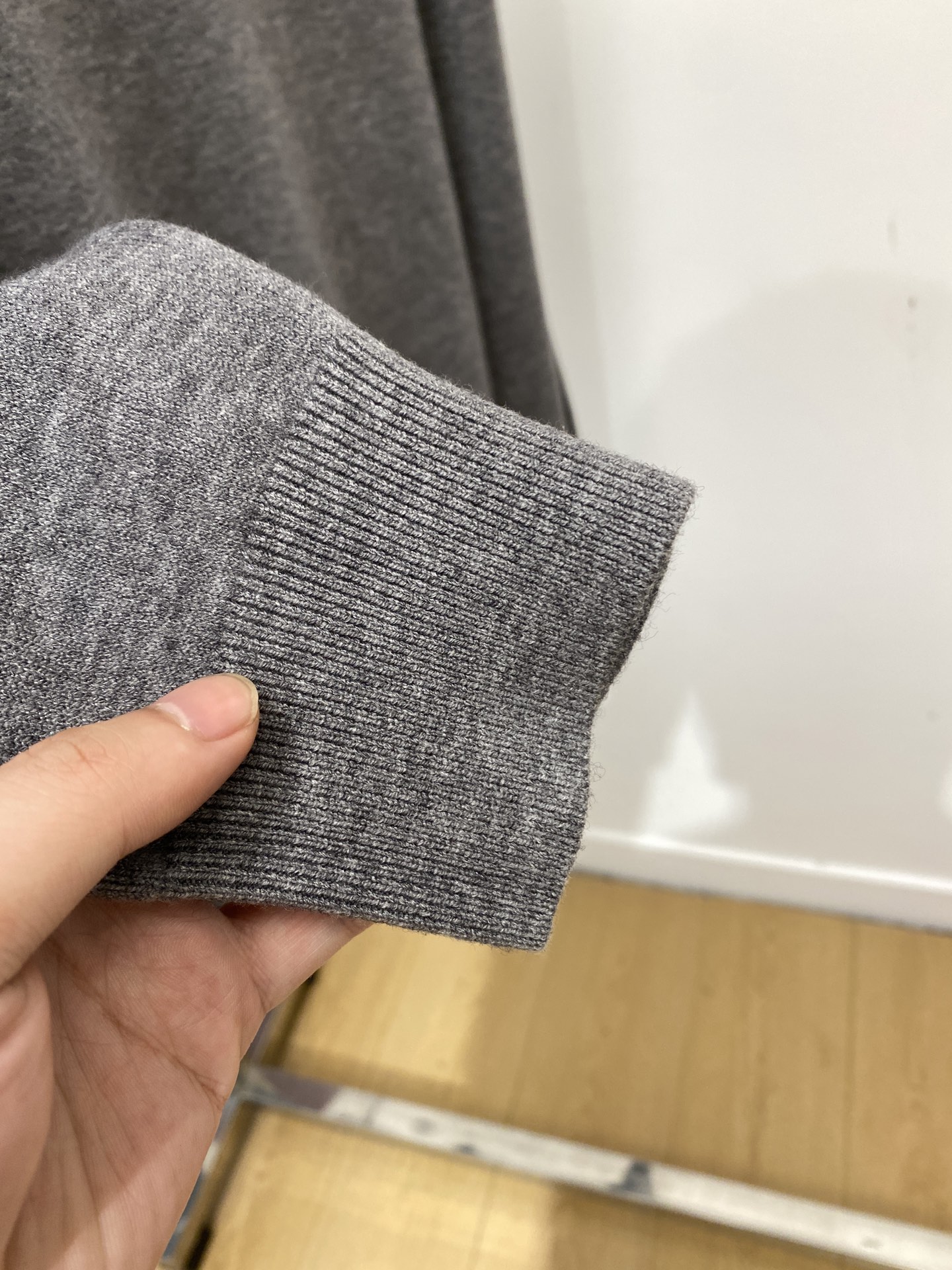 爱马仕、2025新品羊毛衣 具有手感细腻柔软，可直接与肌肤接触，让暖心的纱线变化出细腻的质感，顶级工艺极