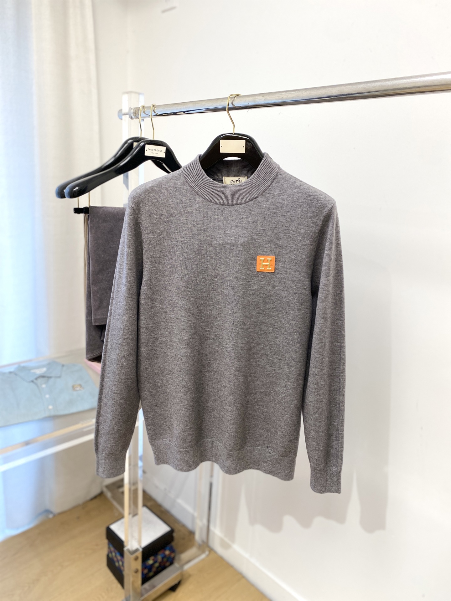 NO:539532,Hermes, 2025 new sweater has a delicate and soft feel, which can directly contact the skin, allowing the heart-warming yarn to create a delicate texture. The top-level craftsmanship is unique and outstanding, the style is simple, generous and exquisite. The three-dimensional tailoring style design makes the whole sweater look youthful and energetic. Recommended styles must-have for autumn and winter outfits. Size M-3XL, hermes, sweaters, alexander wang19860909爱马仕、2025新品羊毛衣 具有手感细腻柔软,可直接与肌肤接触,让暖心的纱线变化出细腻的质感,顶级工艺极具特色出彩,款式简约大方精美 立体剪裁的版型设计,让整款毛衣上身尽显青春活力和朝气,推荐款秋冬季穿搭必备.尺码M-3XL,,hermes,sweaters,alexander wang,Men's clothing