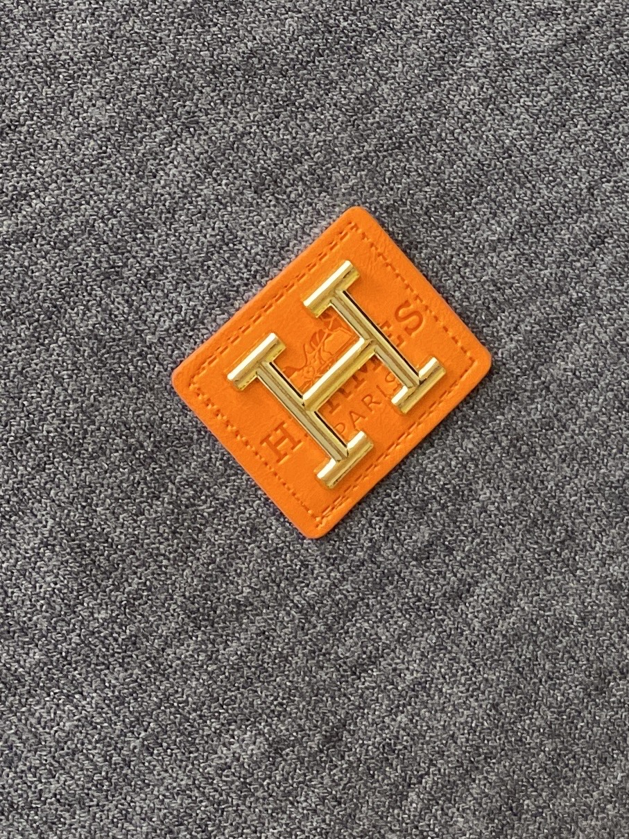 爱马仕、2025新品羊毛衣 具有手感细腻柔软，可直接与肌肤接触，让暖心的纱线变化出细腻的质感，顶级工艺极