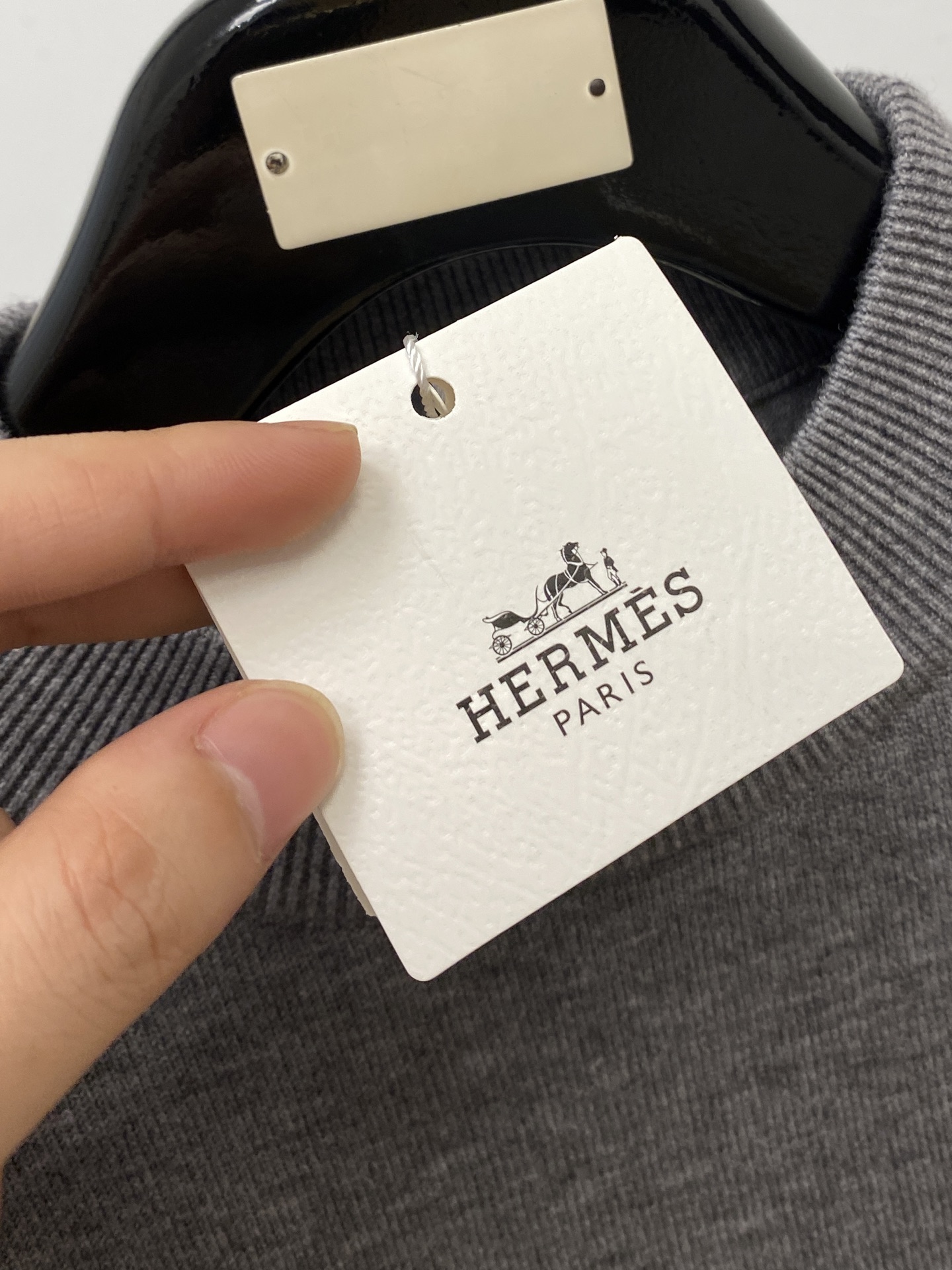 爱马仕、2025新品羊毛衣 具有手感细腻柔软，可直接与肌肤接触，让暖心的纱线变化出细腻的质感，顶级工艺极