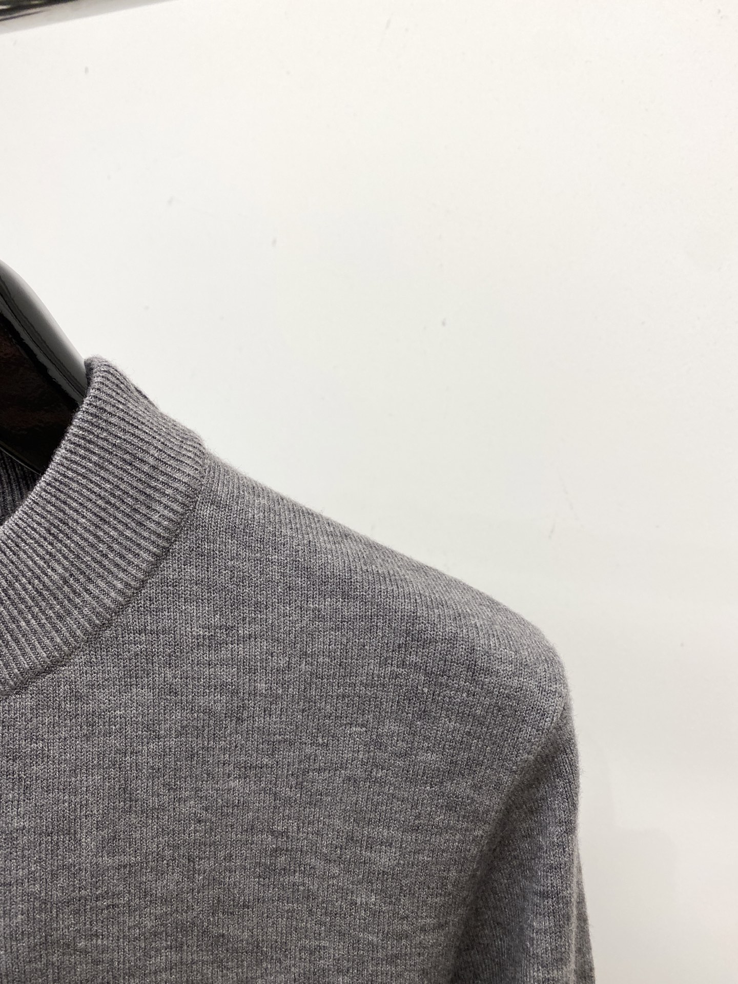 爱马仕、2025新品羊毛衣 具有手感细腻柔软，可直接与肌肤接触，让暖心的纱线变化出细腻的质感，顶级工艺极