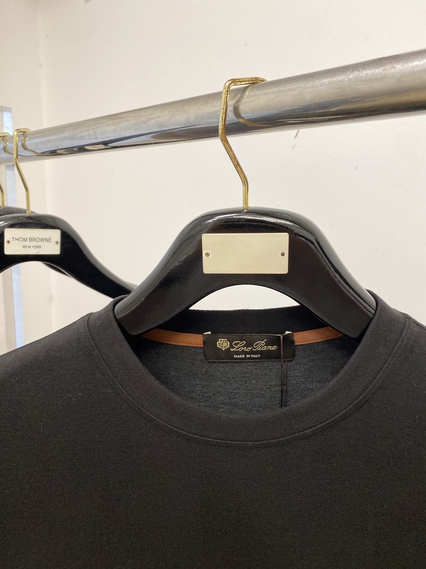 lP🆕、2025新品长袖，帅气时尚，胸前精致刺绣图案logo，简约百搭款。面料棉 不仅挺括，保持潮流的廓