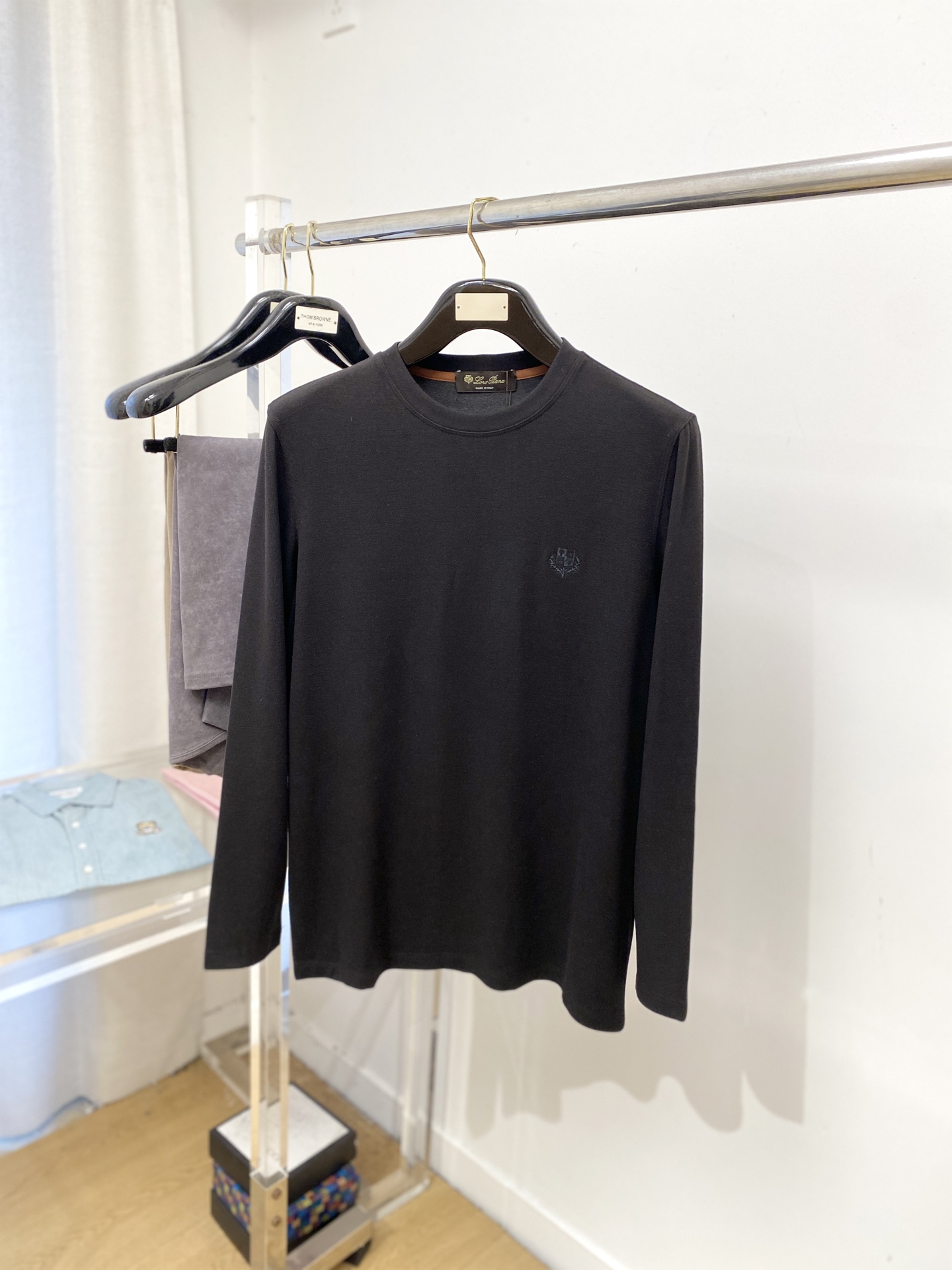 NO:539535,LP, 2025 new product long sleeves, handsome and fashionable, exquisite embroidered pattern logo on the chest, simple and versatile style. The fabric cotton is not only crisp, maintains the trendy silhouette, but also comfortable to wear, and the yarn is more delicate, the number M-3XL, loro piano, alexander wang19860909LP、2025新品长袖,帅气时尚,胸前精致刺绣图案logo,简约百搭款.面料棉 不仅挺括,保持潮流的廓形,又穿着舒适,纱织更细腻,码数M-3XL,,loro piana,alexander wang,Men's clothing