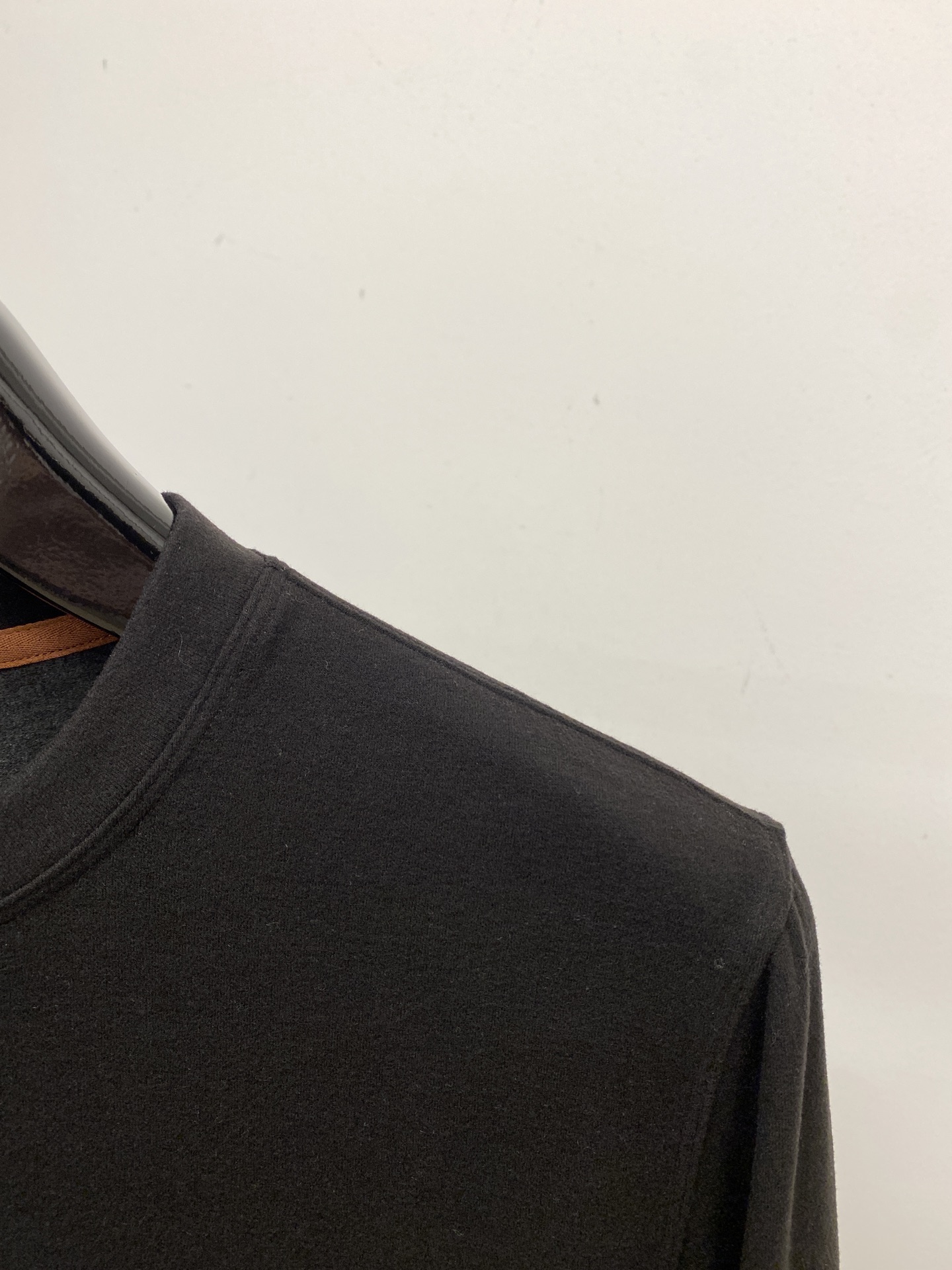 lP🆕、2025新品长袖，帅气时尚，胸前精致刺绣图案logo，简约百搭款。面料棉 不仅挺括，保持潮流的廓