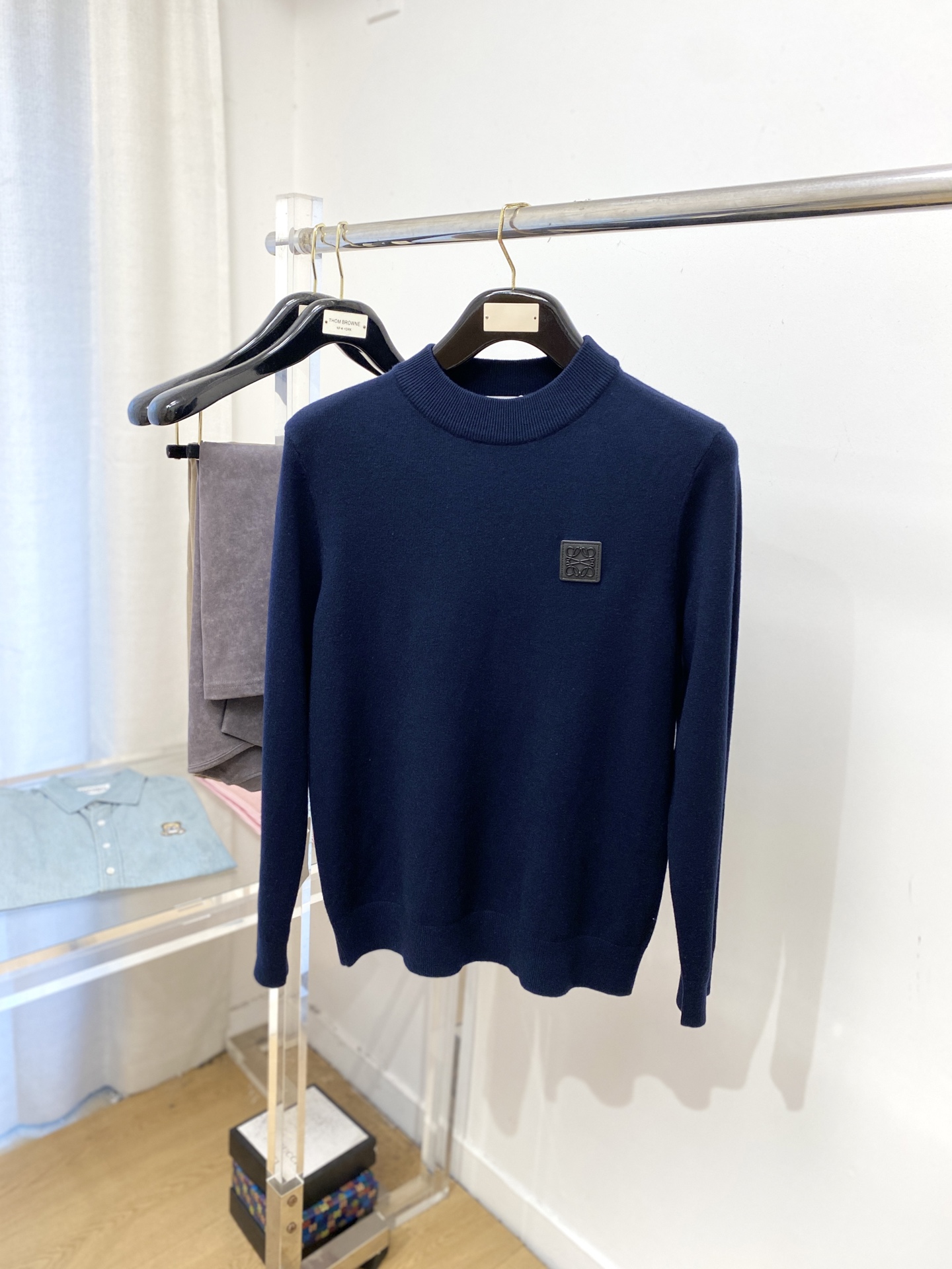 NO:539538,Luo Yiwei, 2025 new sweater has a delicate and soft feel, which can directly contact the skin, allowing the heart-warming yarn to create a delicate texture. The top-level craftsmanship is unique and outstanding, the style is simple, generous and exquisite. The three-dimensional tailoring style design makes the whole sweater look youthful and energetic. Recommended styles are essential for autumn and winter outfits. Size M-3XL, loewe, sweaters, alexander wang19860909罗意威、2025新品羊毛衣 具有手感细腻柔软,可直接与肌肤接触,让暖心的纱线变化出细腻的质感,顶级工艺极具特色出彩,款式简约大方精美 立体剪裁的版型设计,让整款毛衣上身尽显青春活力和朝气,推荐款秋冬季穿搭必备.尺码M-3XL,,loewe,sweaters,alexander wang,Men's clothing