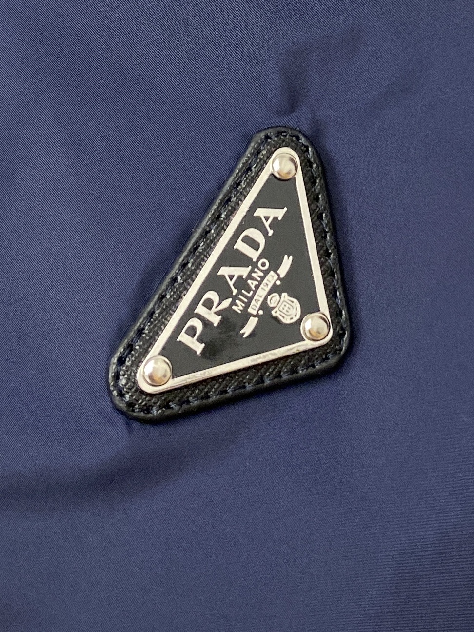 普拉达、2025新品夹克马甲外套，时尚帅气，简约百搭款，胸前五金装饰三角标logo，定制原版面料，不仅挺