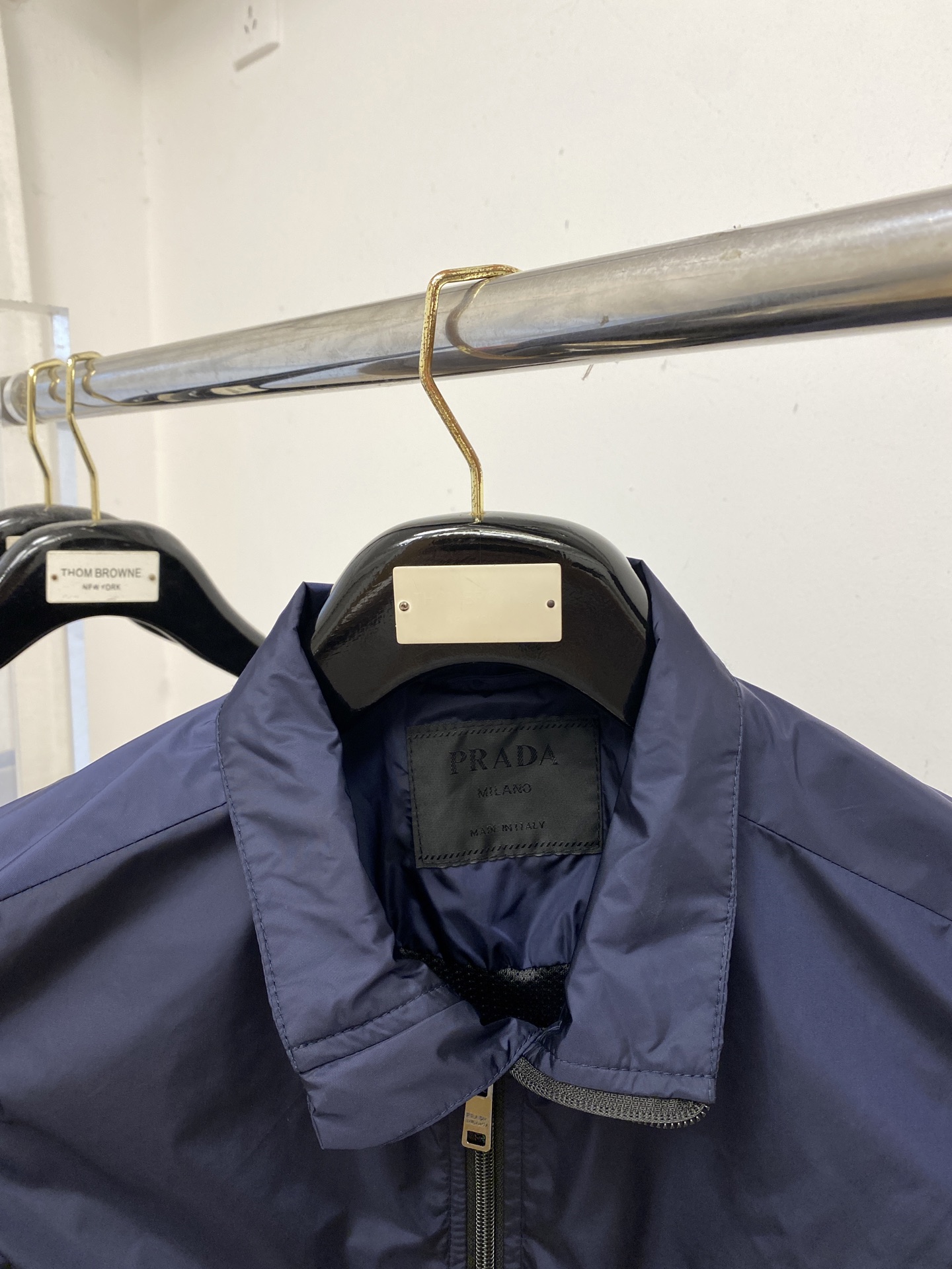 普拉达、2025新品夹克马甲外套，时尚帅气，简约百搭款，胸前五金装饰三角标logo，定制原版面料，不仅挺