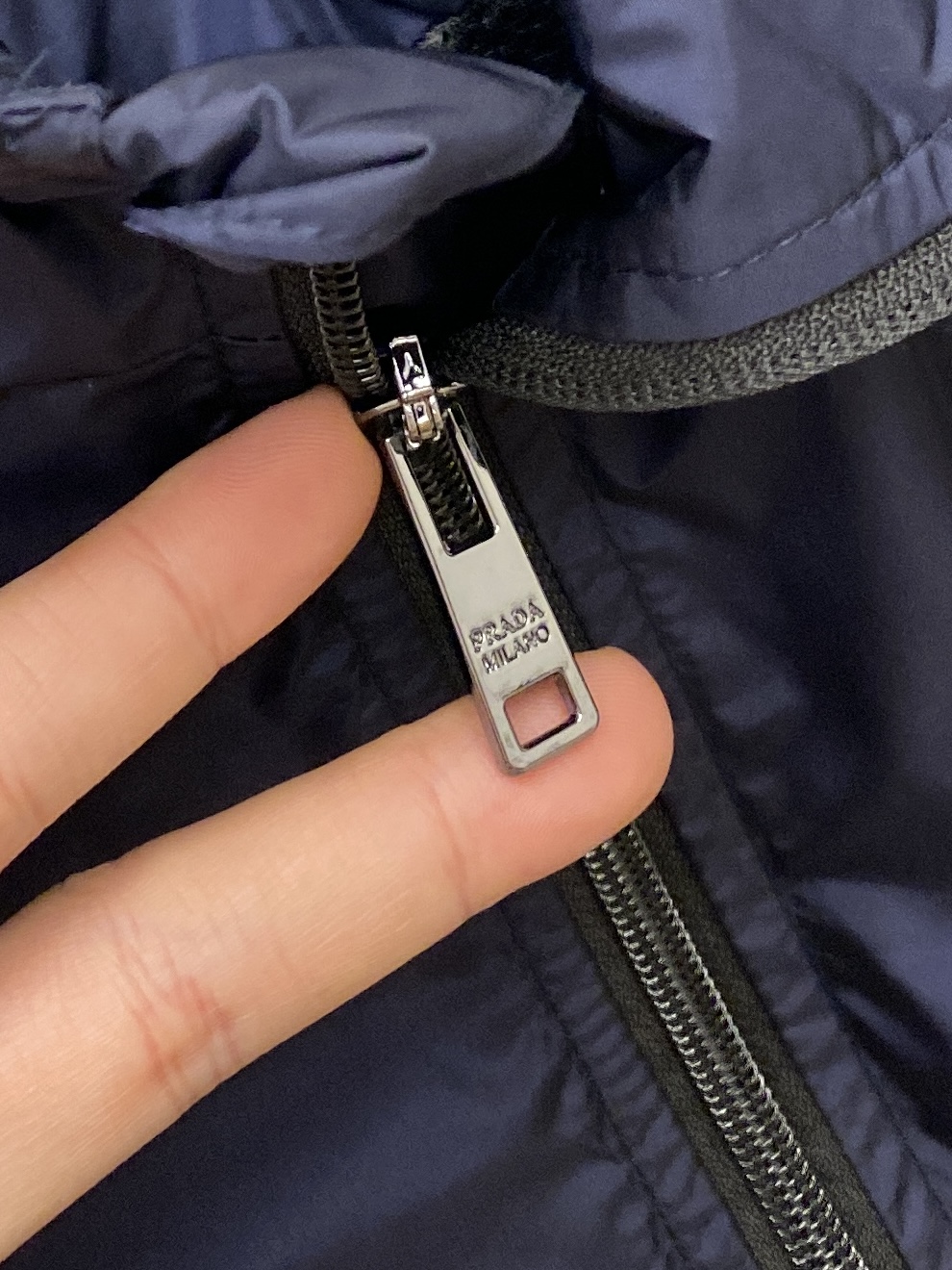 普拉达、2025新品夹克马甲外套，时尚帅气，简约百搭款，胸前五金装饰三角标logo，定制原版面料，不仅挺