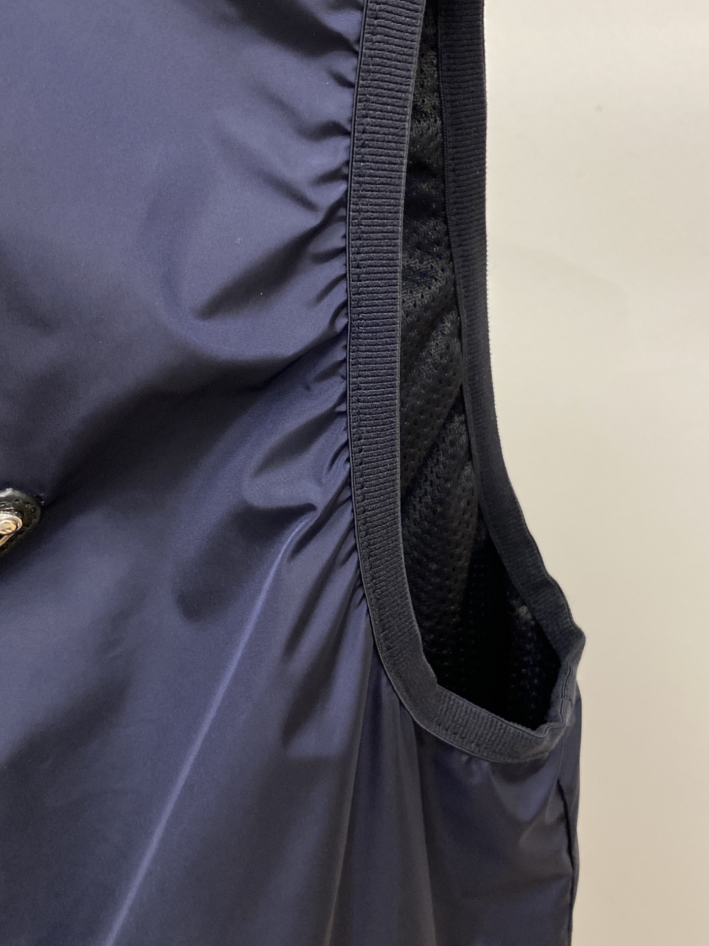 普拉达、2025新品夹克马甲外套，时尚帅气，简约百搭款，胸前五金装饰三角标logo，定制原版面料，不仅挺