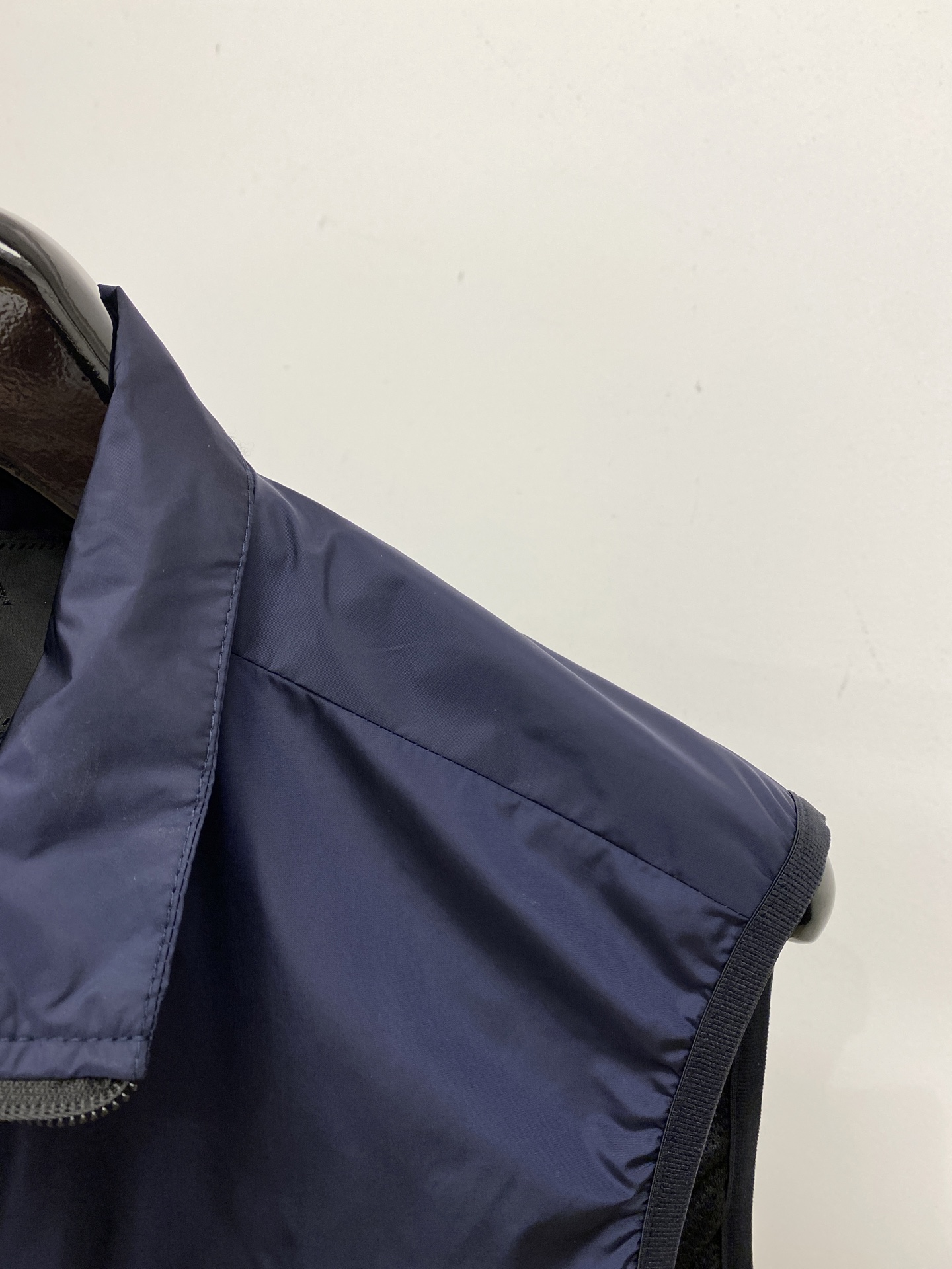 普拉达、2025新品夹克马甲外套，时尚帅气，简约百搭款，胸前五金装饰三角标logo，定制原版面料，不仅挺