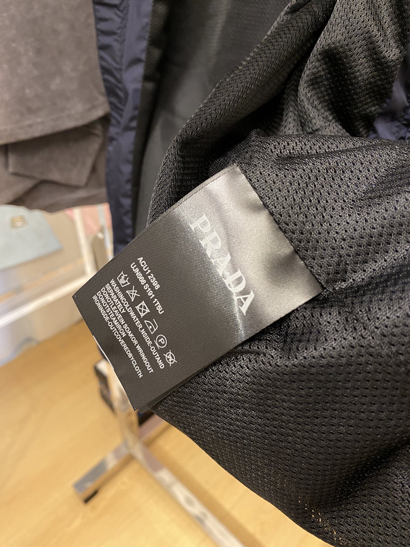 普拉达、2025新品夹克马甲外套，时尚帅气，简约百搭款，胸前五金装饰三角标logo，定制原版面料，不仅挺