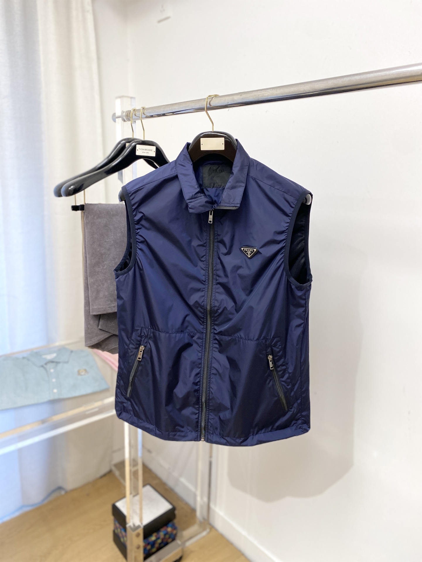 NO:540629,Prada, 2025 new jacket vest jacket, fashionable and handsome, simple and versatile style, chest hardware decorative triangle logo, customized original fabric, not only crisp, maintains the trendy silhouette, and is comfortable to wear, the yarn weaving is more delicate, the number M-3XL, prada, jackets & coats, jackets & coats, alexander wang19860909普拉达、2025新品夹克马甲外套,时尚帅气,简约百搭款,胸前五金装饰三角标logo,定制原版面料,不仅挺括,保持潮流的廓形,又穿着舒适,纱织更细腻,码数M-3XL,,prada,jackets & coats,jackets & coats,alexander wang,Men's clothing