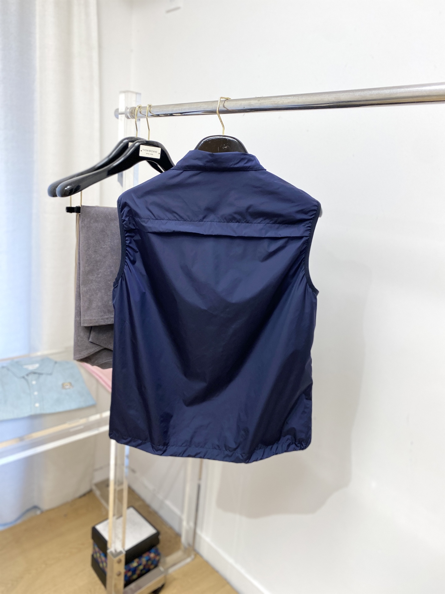 普拉达、2025新品夹克马甲外套，时尚帅气，简约百搭款，胸前五金装饰三角标logo，定制原版面料，不仅挺