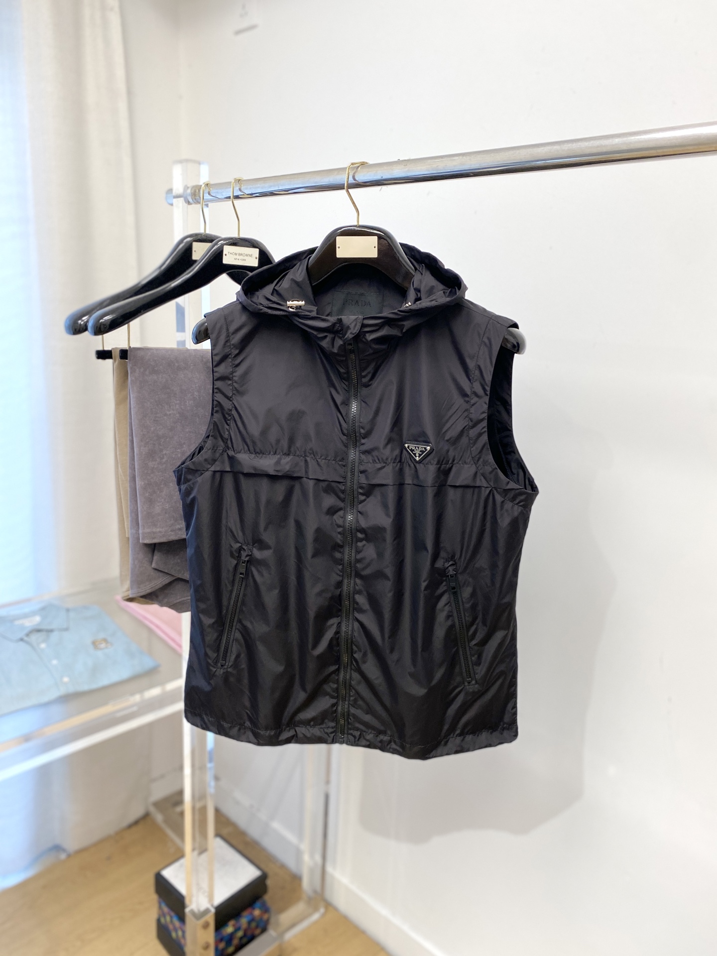 NO:540627,Prada, 2025 new jacket vest jacket, fashionable and handsome, simple and versatile style, chest hardware decorative triangle logo, customized original fabric, not only crisp, maintains the trendy silhouette, and is comfortable to wear, the yarn weaving is more delicate, the number M-3XL, prada, jackets & coats, jackets & coats, alexander wang19860909普拉达、2025新品夹克马甲外套,时尚帅气,简约百搭款,胸前五金装饰三角标logo,定制原版面料,不仅挺括,保持潮流的廓形,又穿着舒适,纱织更细腻,码数M-3XL,,prada,jackets & coats,jackets & coats,alexander wang,Men's clothing