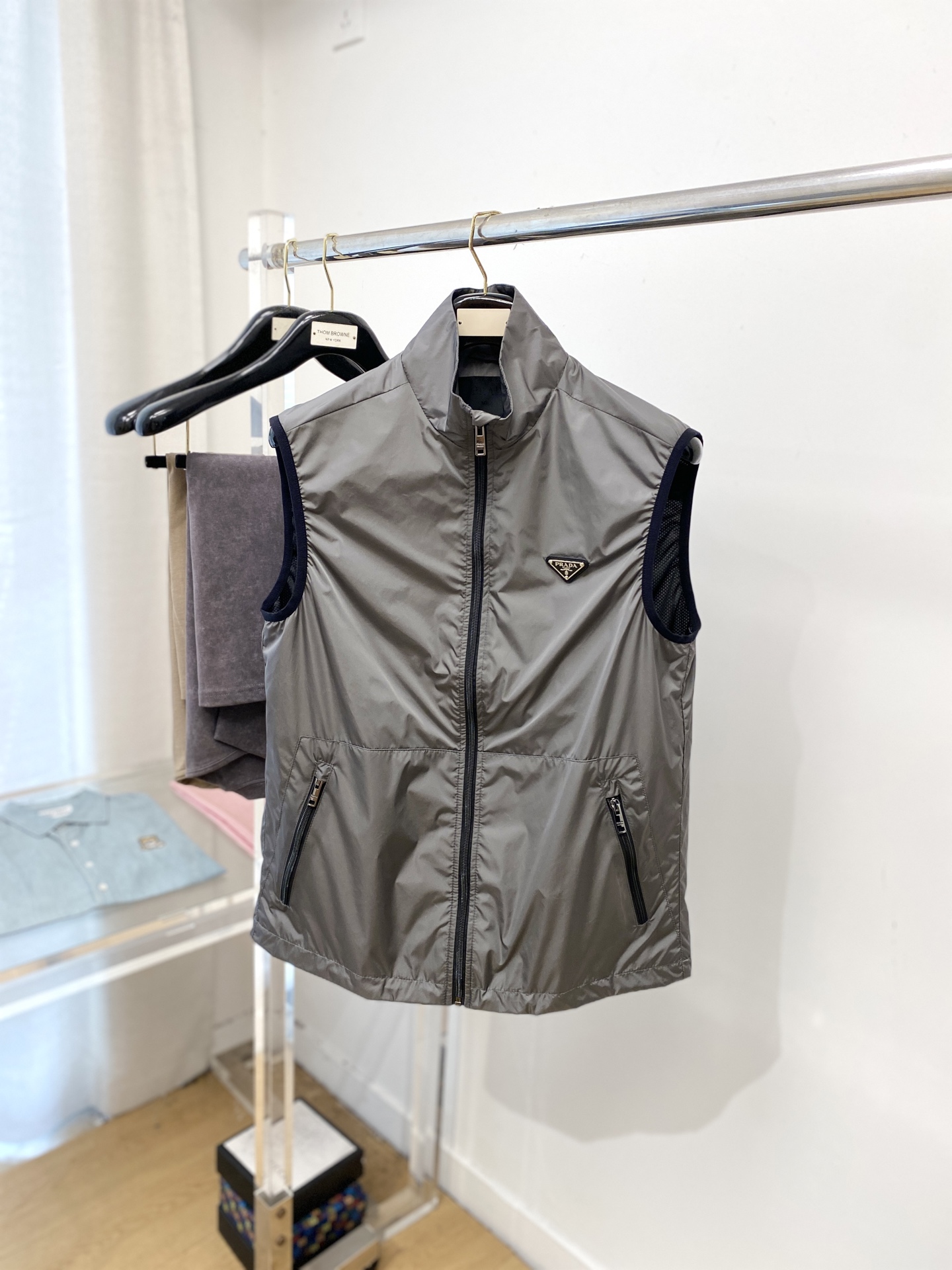 NO:595107,Prada, 2025 new jacket and vest jacket, fashionable and handsome, simple and versatile, hardware decorated with triangle logo on the chest, customized original fabric, not only stiff and keeping the trendy silhouette, but also comfortable to wear, the yarn is more delicate, size M-3XL,, prada, jackets & coats, jackets & coats, alexander wang19860909普拉达、2025新品夹克马甲外套,时尚帅气,简约百搭款,胸前五金装饰三角标logo,定制原版面料,不仅挺括,保持潮流的廓形,又穿着舒适,纱织更细腻,码数M-3XL,,prada,jackets & coats,jackets & coats,alexander wang,Men's clothing