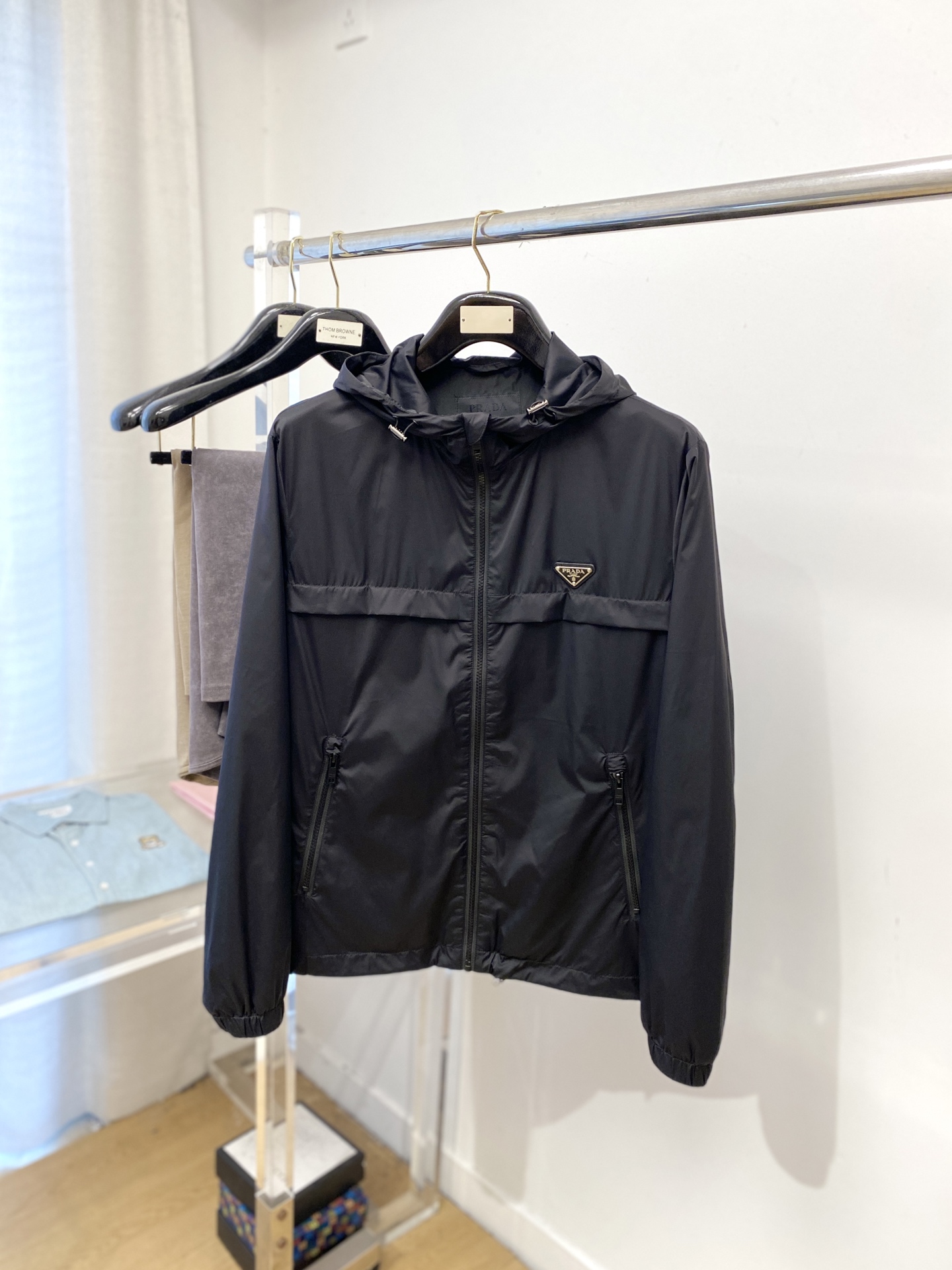 NO:540631,Prada, 2025 new jacket jacket, fashionable and handsome, simple and versatile style, chest hardware decorative triangle logo, customized original fabric, not only crisp, maintains the trendy silhouette, and is comfortable to wear, the yarn weaving is more delicate, the number M-3XL, prada, jackets & coats, jackets & coats, alexander wang19860909普拉达、2025新品夹克外套,时尚帅气,简约百搭款,胸前五金装饰三角标logo,定制原版面料,不仅挺括,保持潮流的廓形,又穿着舒适,纱织更细腻,码数M-3XL,,prada,jackets & coats,jackets & coats,alexander wang,Men's clothing