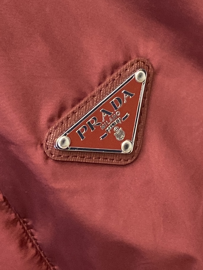 普拉达、2025新品双面穿夹克外套，时尚帅气，简约百搭款，胸前五金装饰三角标logo，定制原版面料，不仅