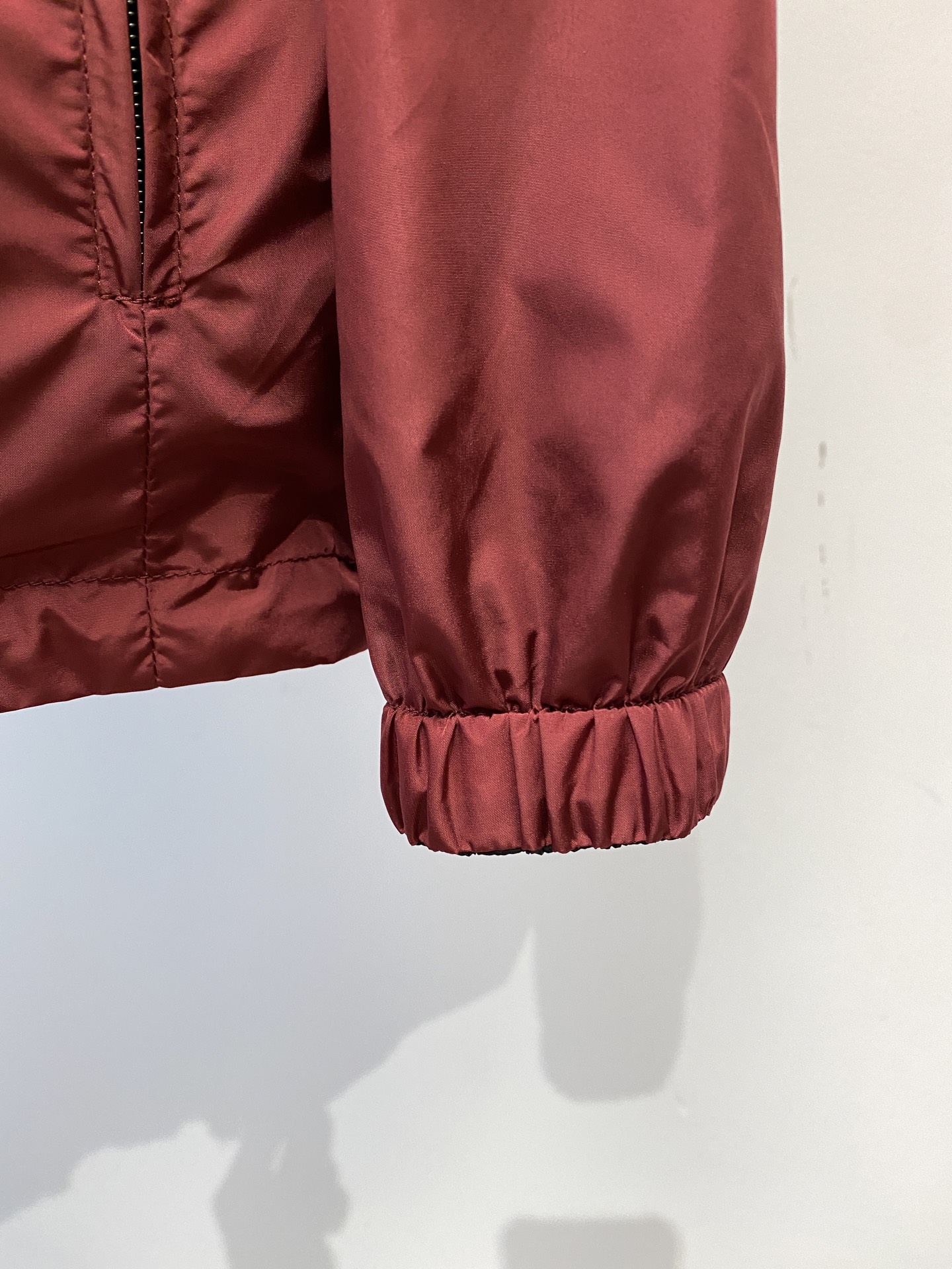 普拉达、2025新品双面穿夹克外套，时尚帅气，简约百搭款，胸前五金装饰三角标logo，定制原版面料，不仅