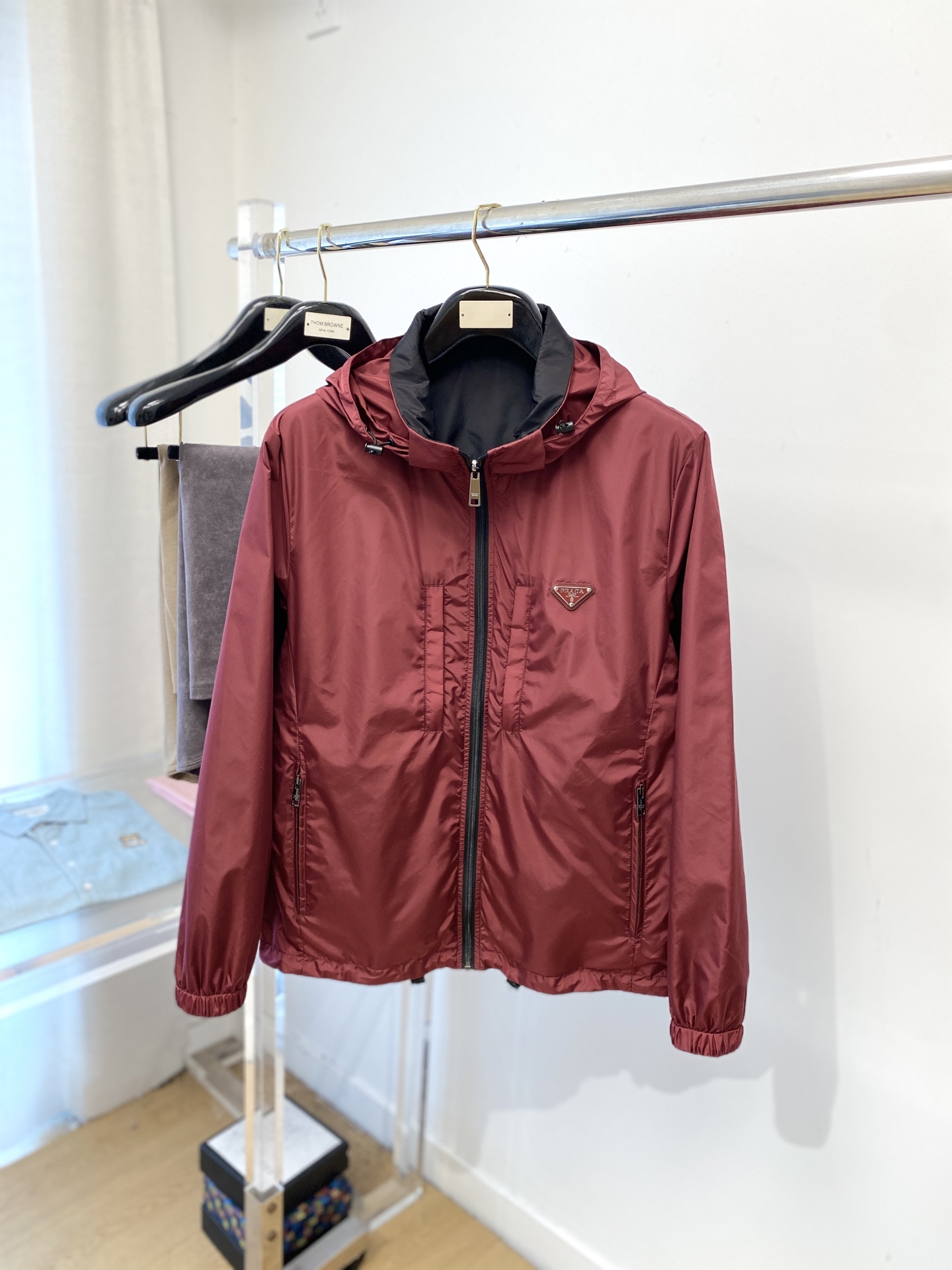 NO:540633,Prada, 2025 new double-sided jacket, fashionable and handsome, simple and versatile style, chest hardware decorative triangle logo, customized original fabric, not only crisp, maintains the trendy silhouette, and is comfortable to wear, the yarn weaving is more delicate, the number M-3XL, prada, jackets & coats, jackets & coats, alexander wang19860909普拉达、2025新品双面穿夹克外套,时尚帅气,简约百搭款,胸前五金装饰三角标logo,定制原版面料,不仅挺括,保持潮流的廓形,又穿着舒适,纱织更细腻,码数M-3XL,,prada,jackets & coats,jackets & coats,alexander wang,Men's clothing