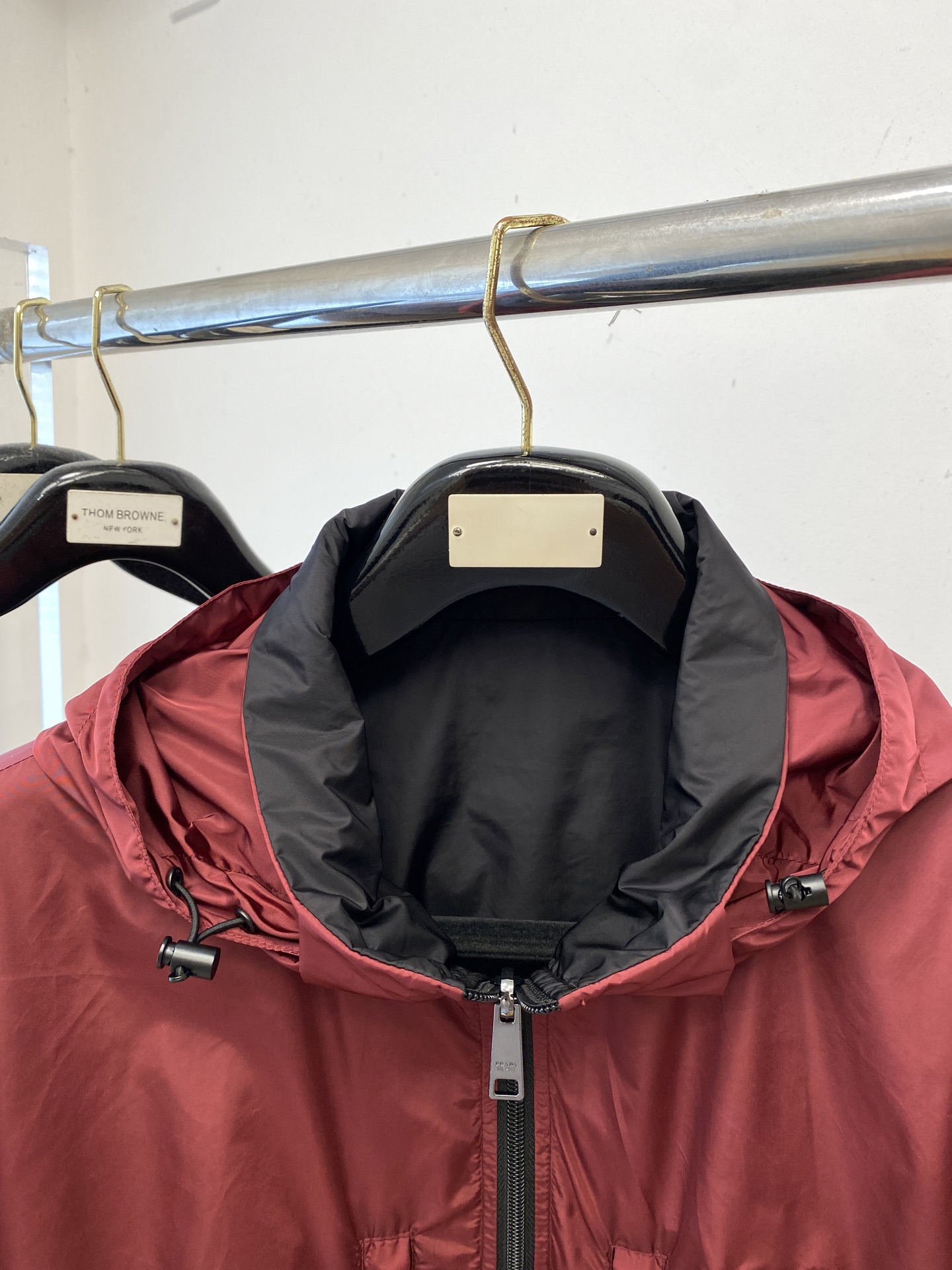 普拉达、2025新品双面穿夹克外套，时尚帅气，简约百搭款，胸前五金装饰三角标logo，定制原版面料，不仅