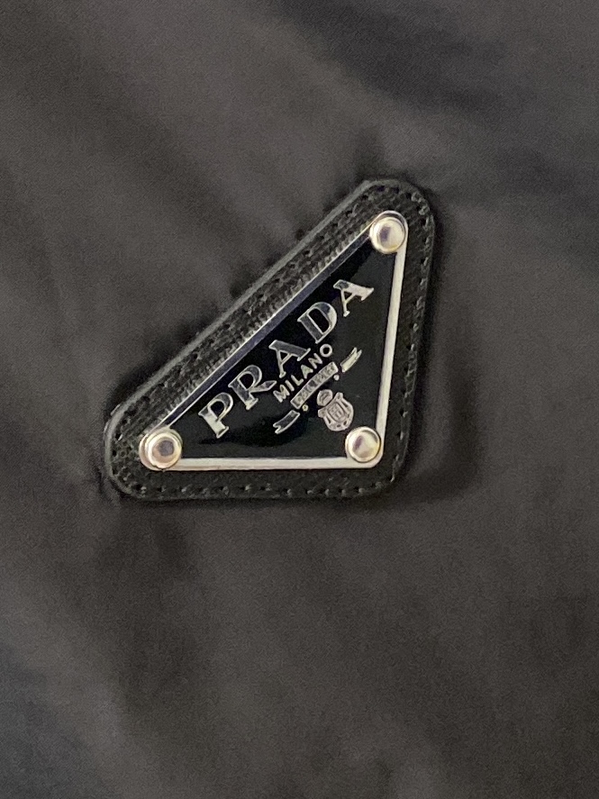 普拉达、2025新品双面穿夹克外套，时尚帅气，简约百搭款，胸前五金装饰三角标logo，定制原版面料，不仅