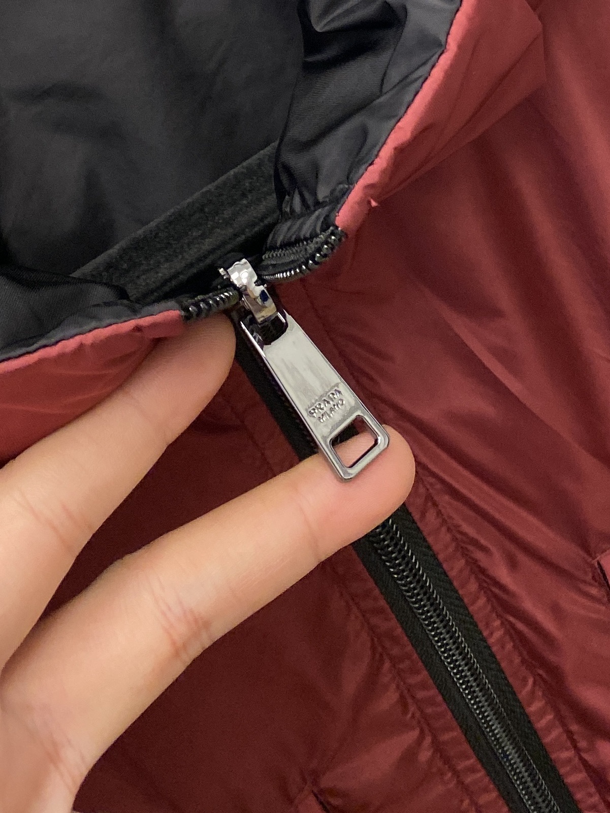 普拉达、2025新品双面穿夹克外套，时尚帅气，简约百搭款，胸前五金装饰三角标logo，定制原版面料，不仅